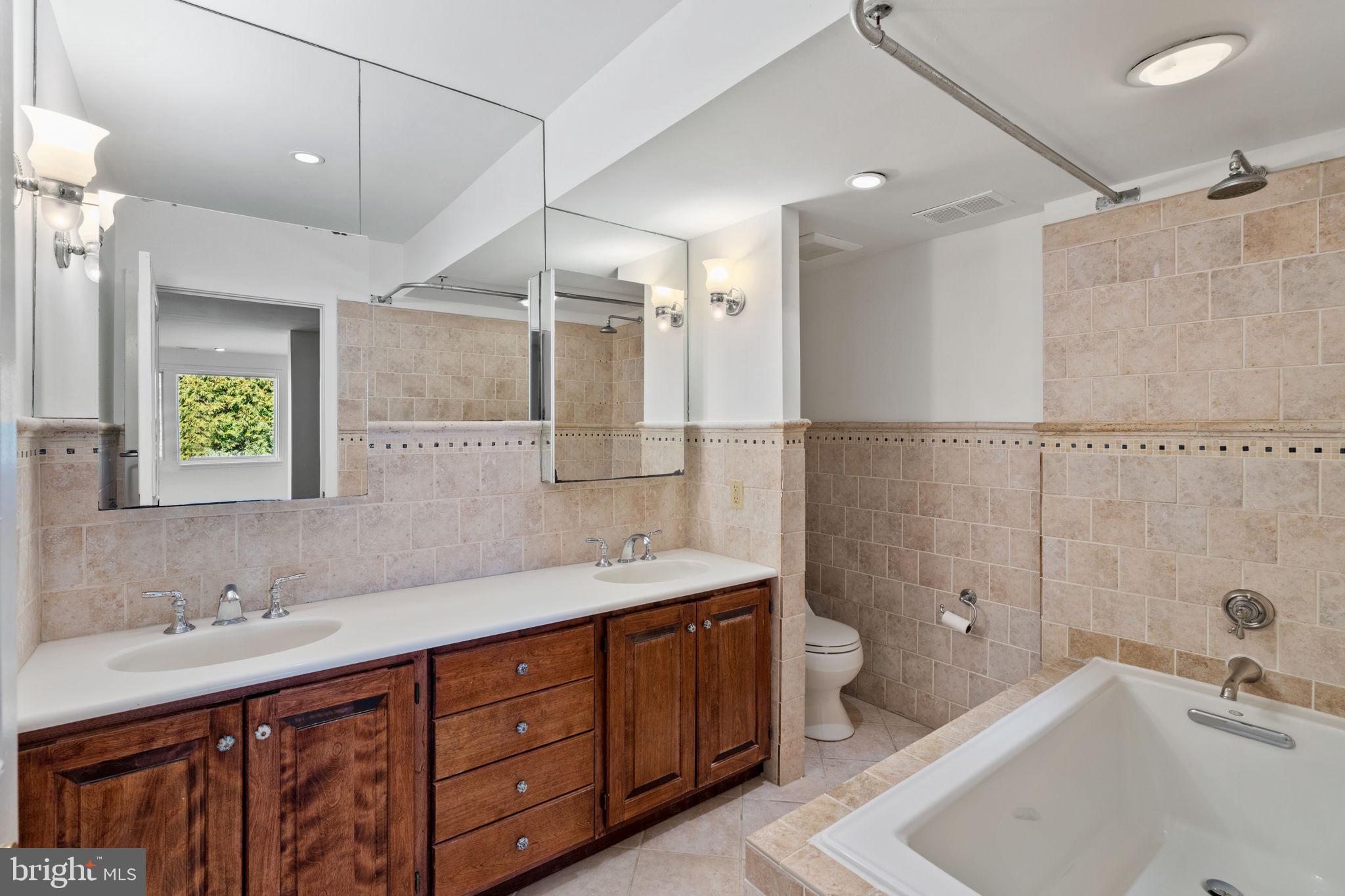 QUEEN VILLAGE - Residential