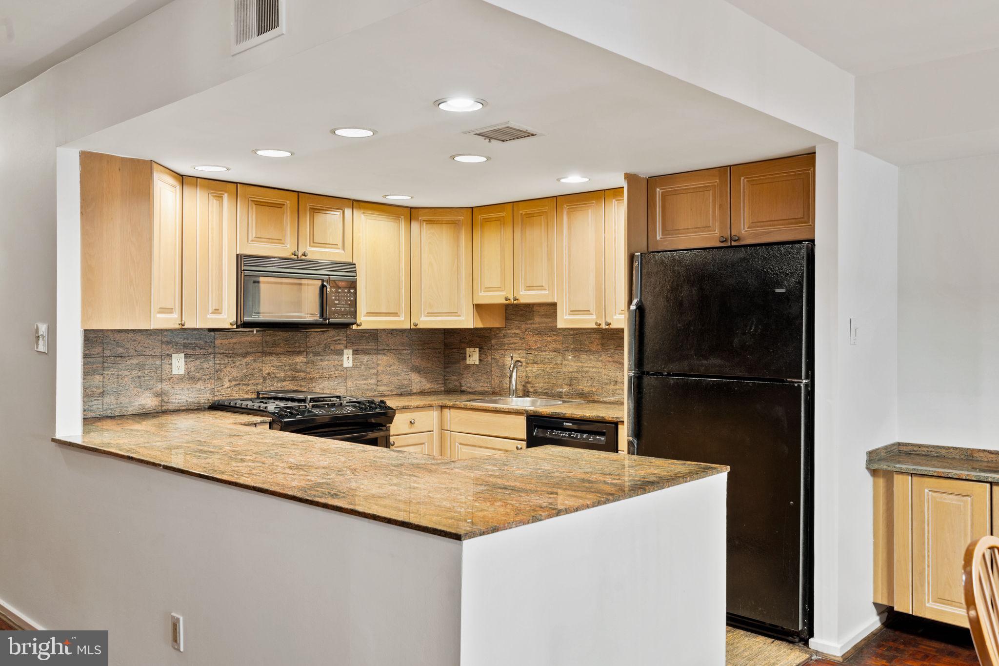 QUEEN VILLAGE - Residential