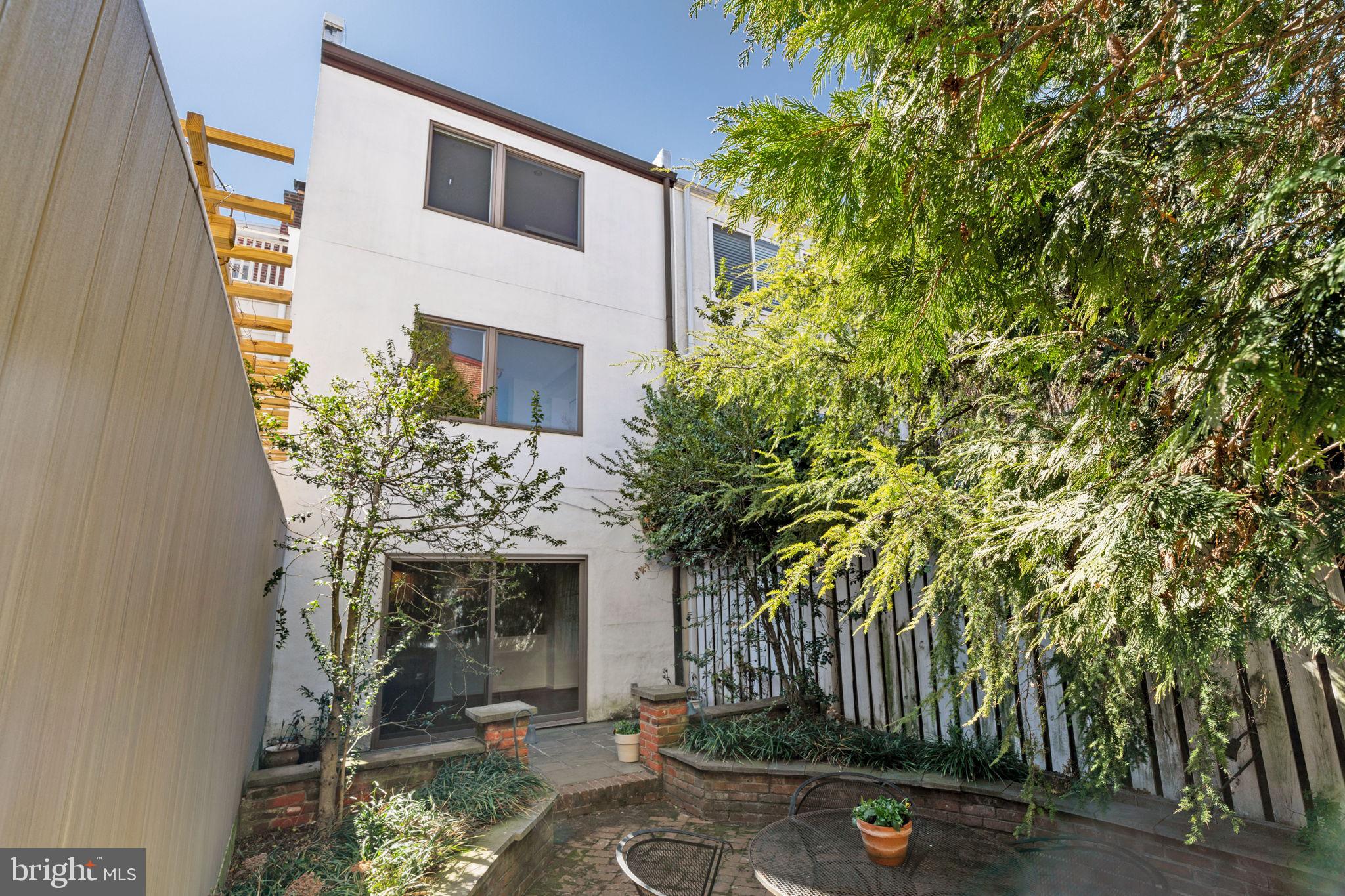 QUEEN VILLAGE - Residential