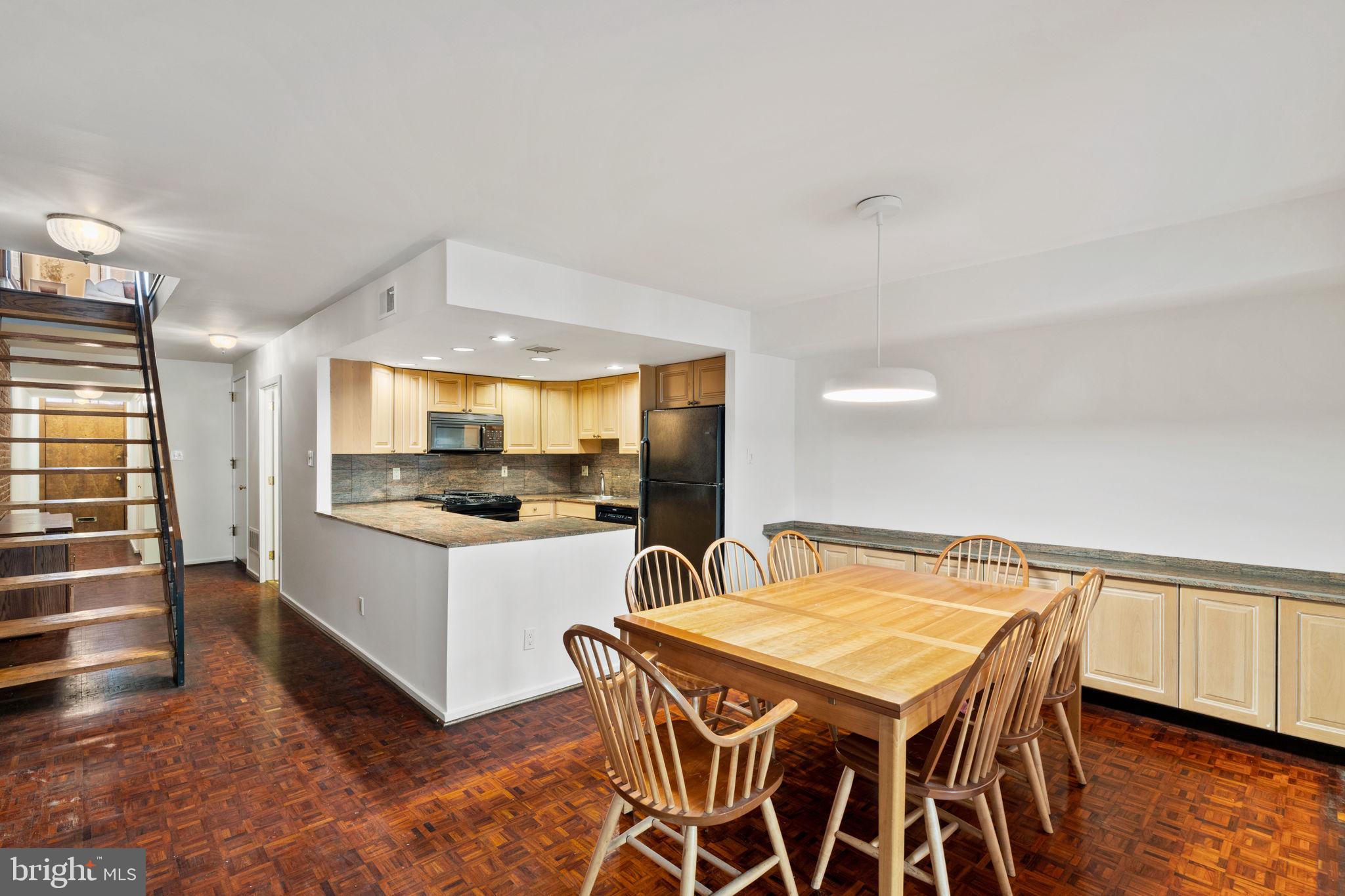 QUEEN VILLAGE - Residential