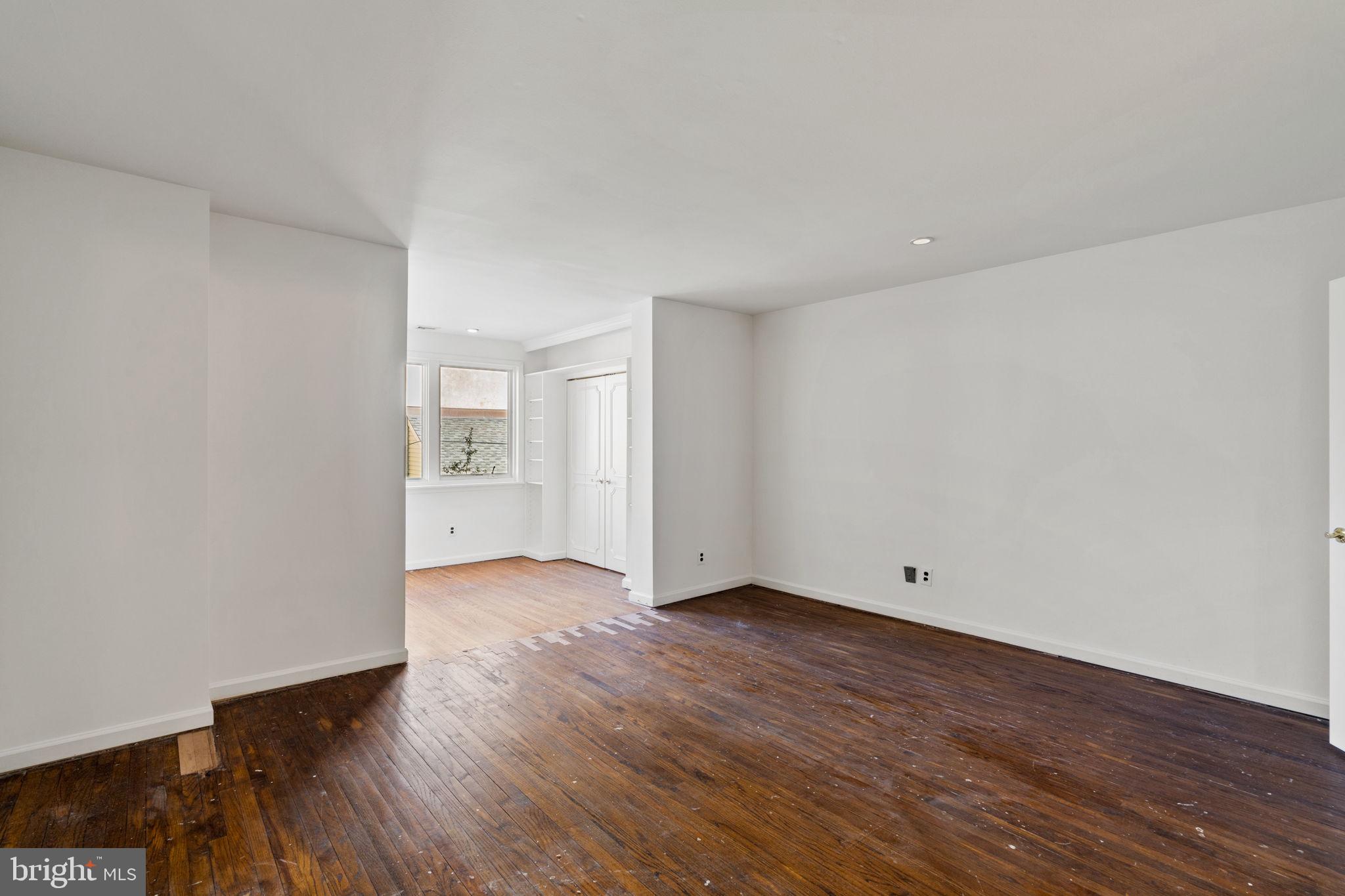 QUEEN VILLAGE - Residential