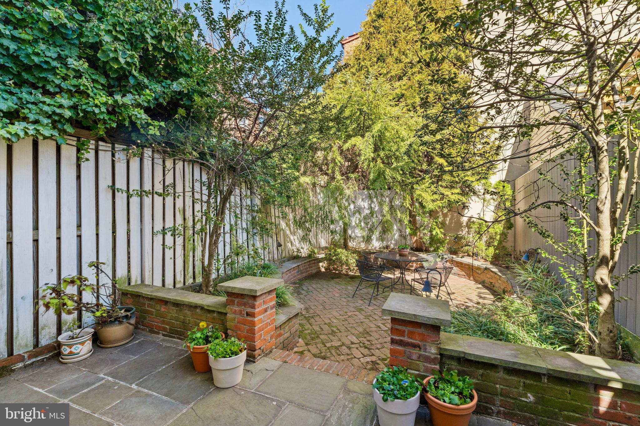 QUEEN VILLAGE - Residential