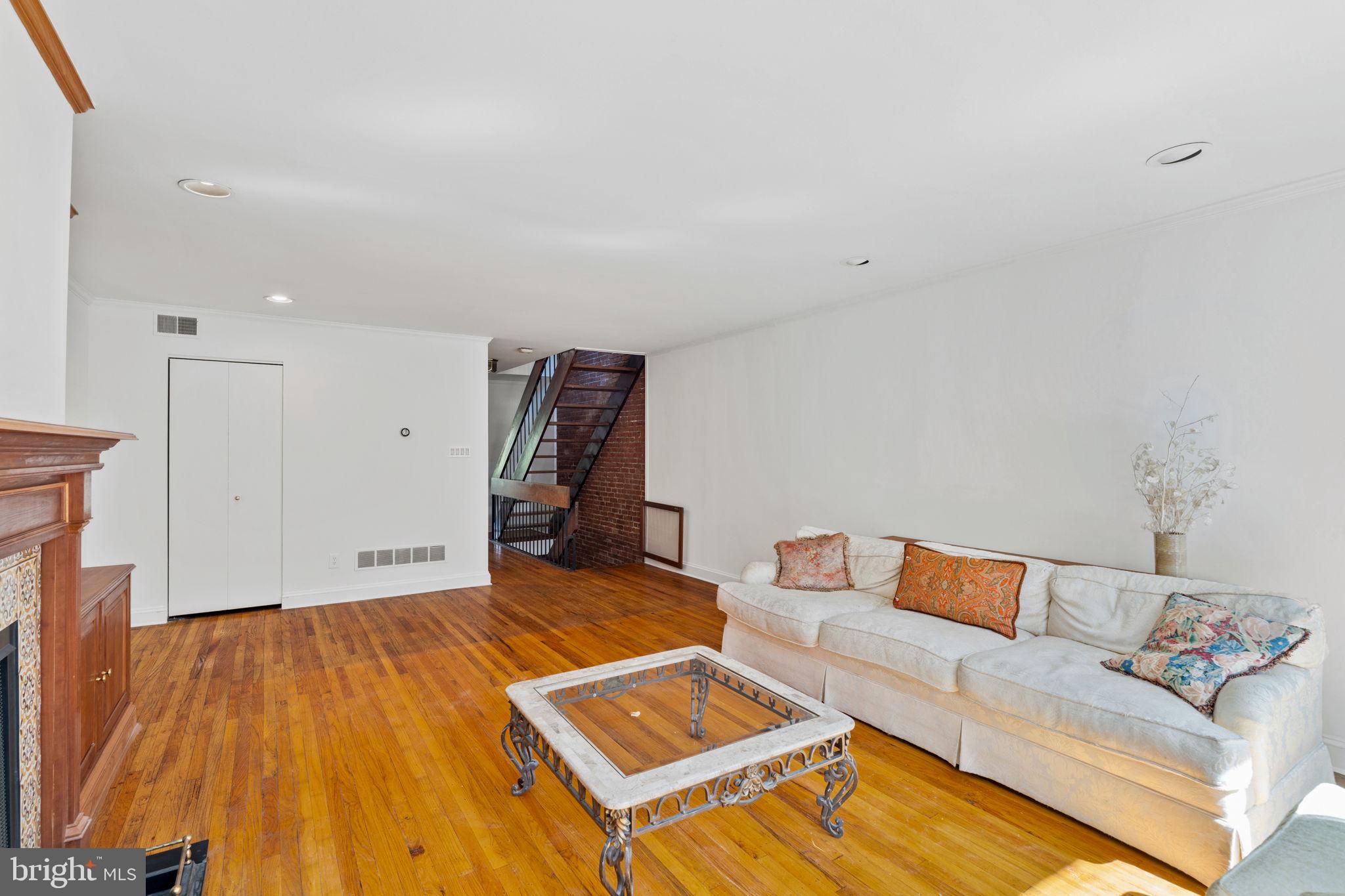 QUEEN VILLAGE - Residential