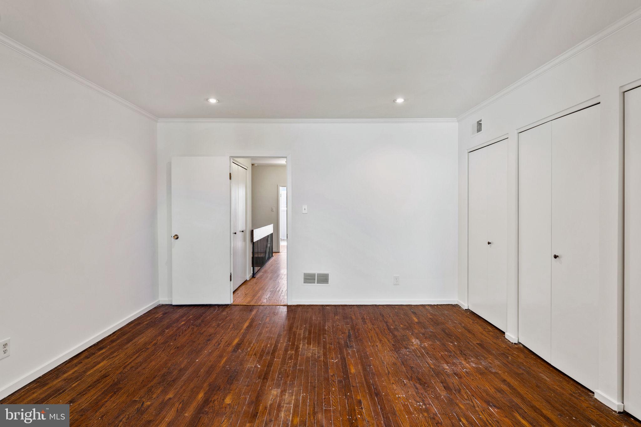 QUEEN VILLAGE - Residential