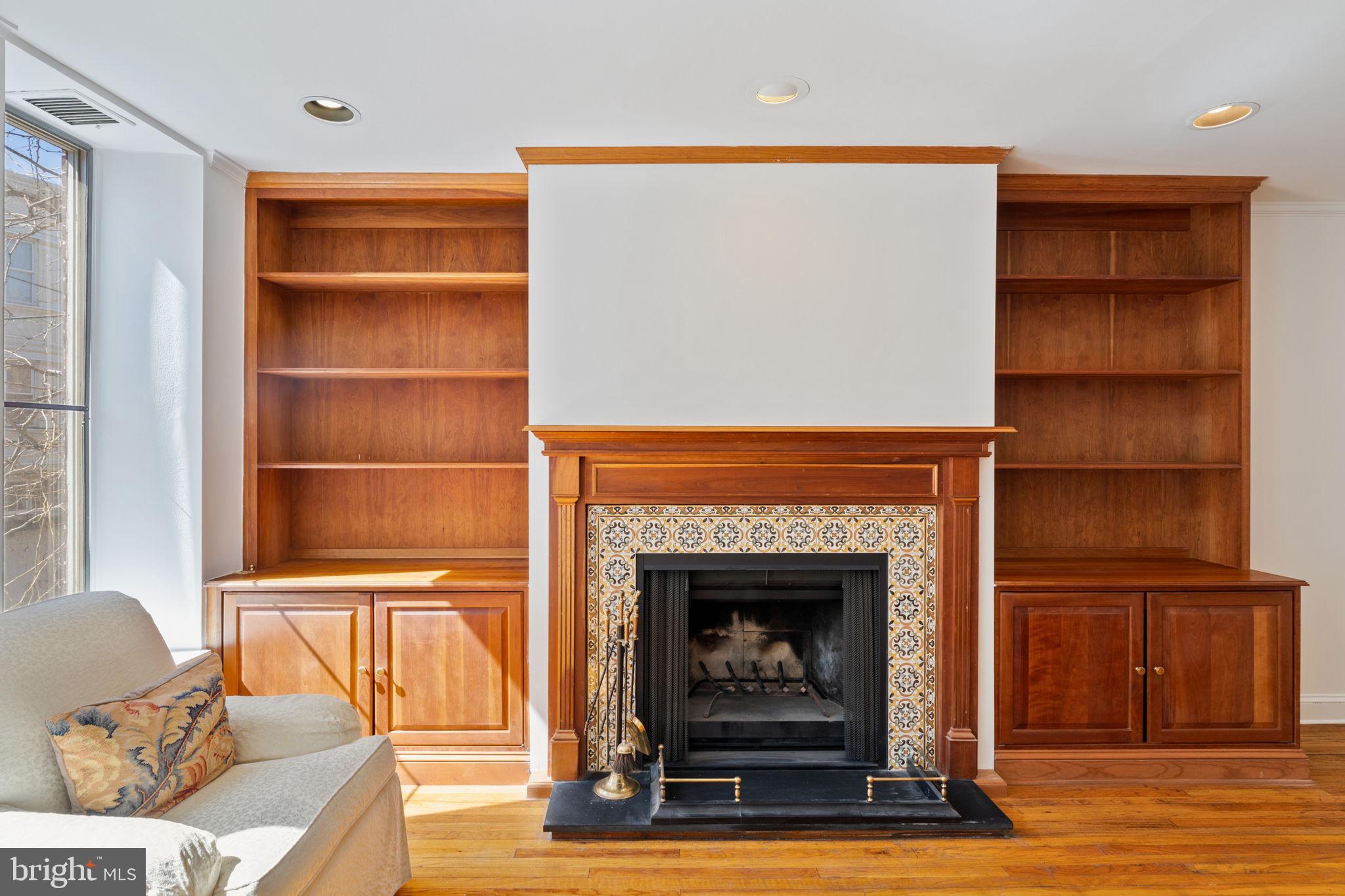 QUEEN VILLAGE - Residential