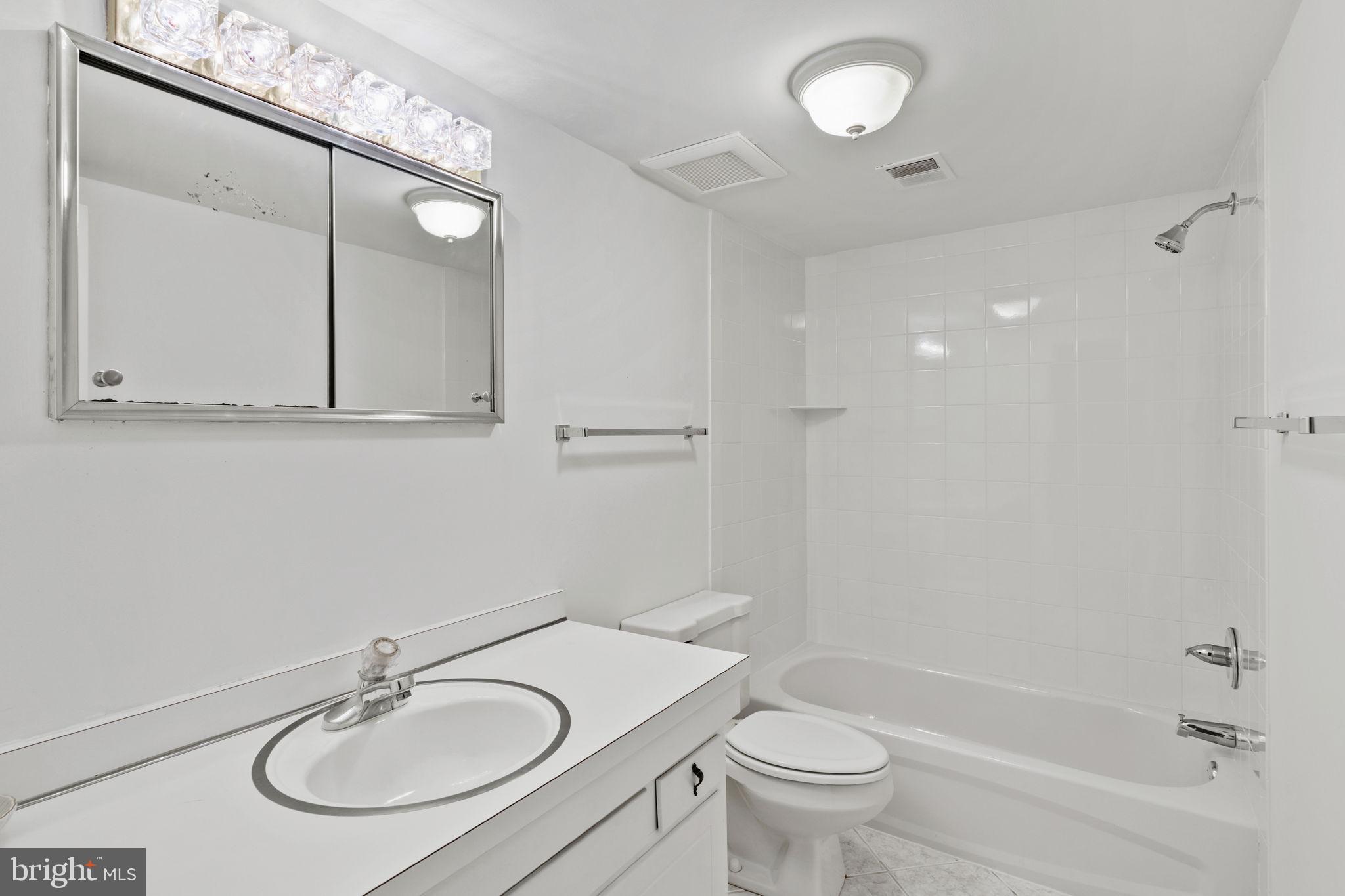 QUEEN VILLAGE - Residential