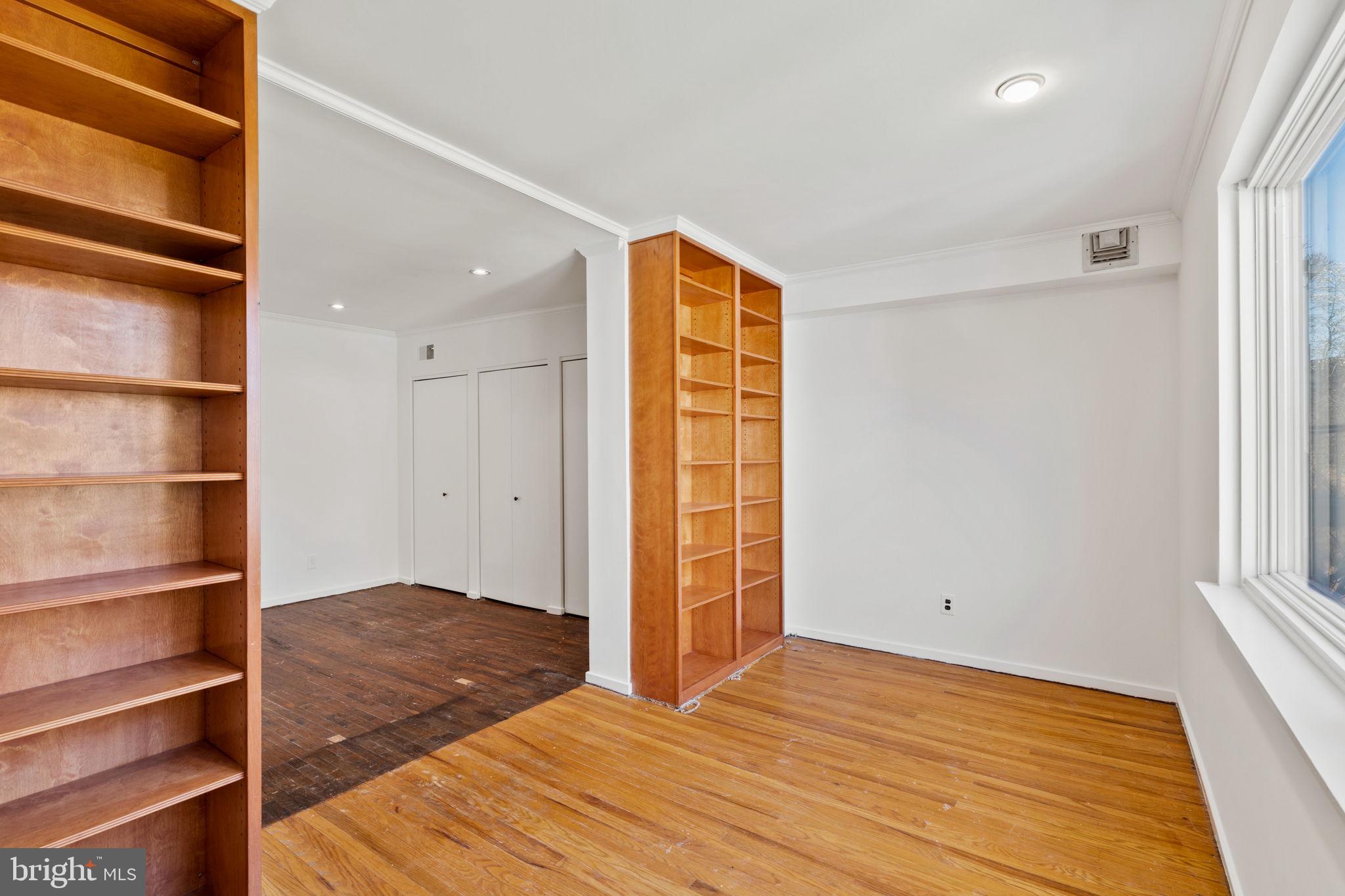 QUEEN VILLAGE - Residential