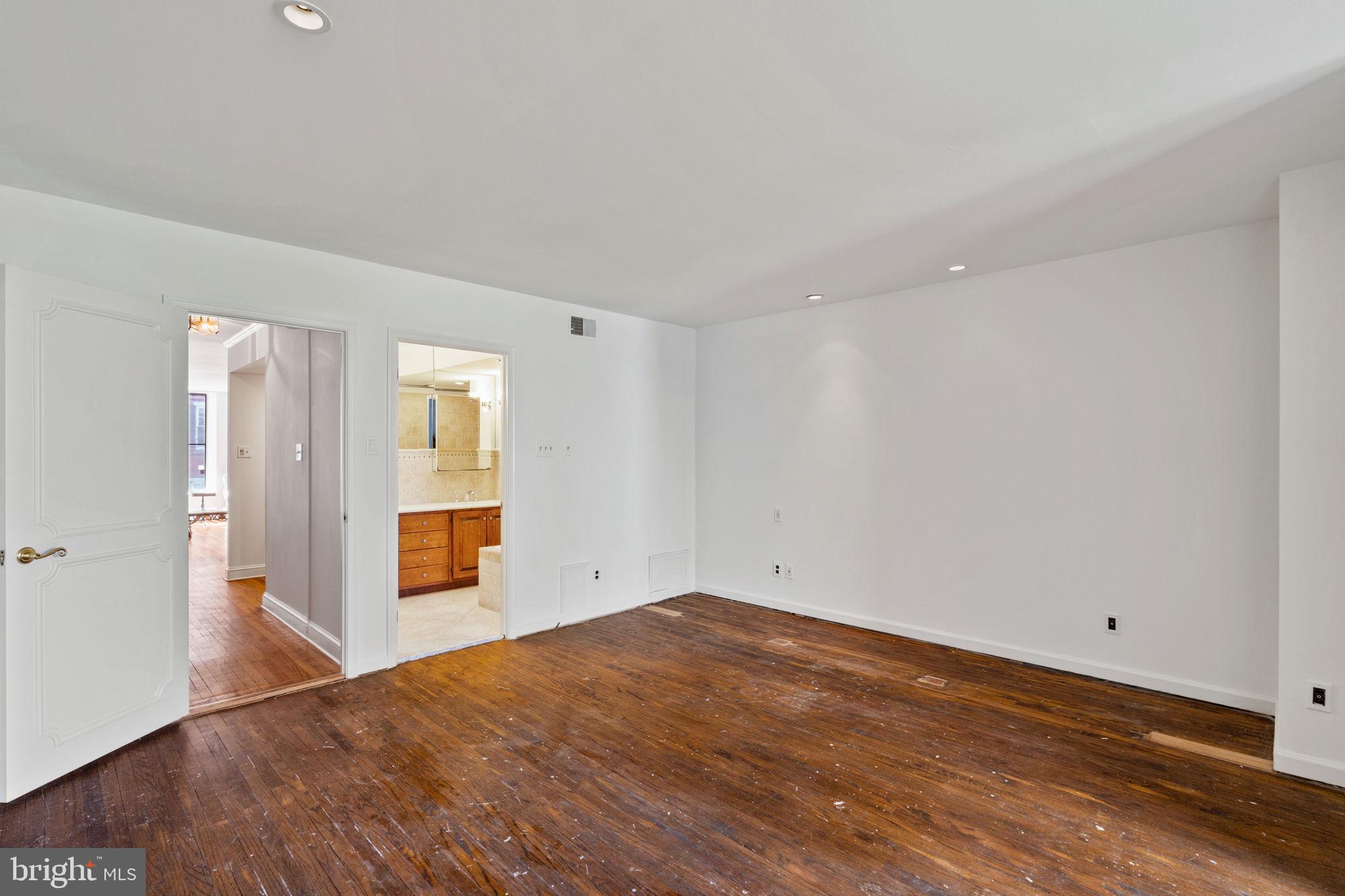 QUEEN VILLAGE - Residential