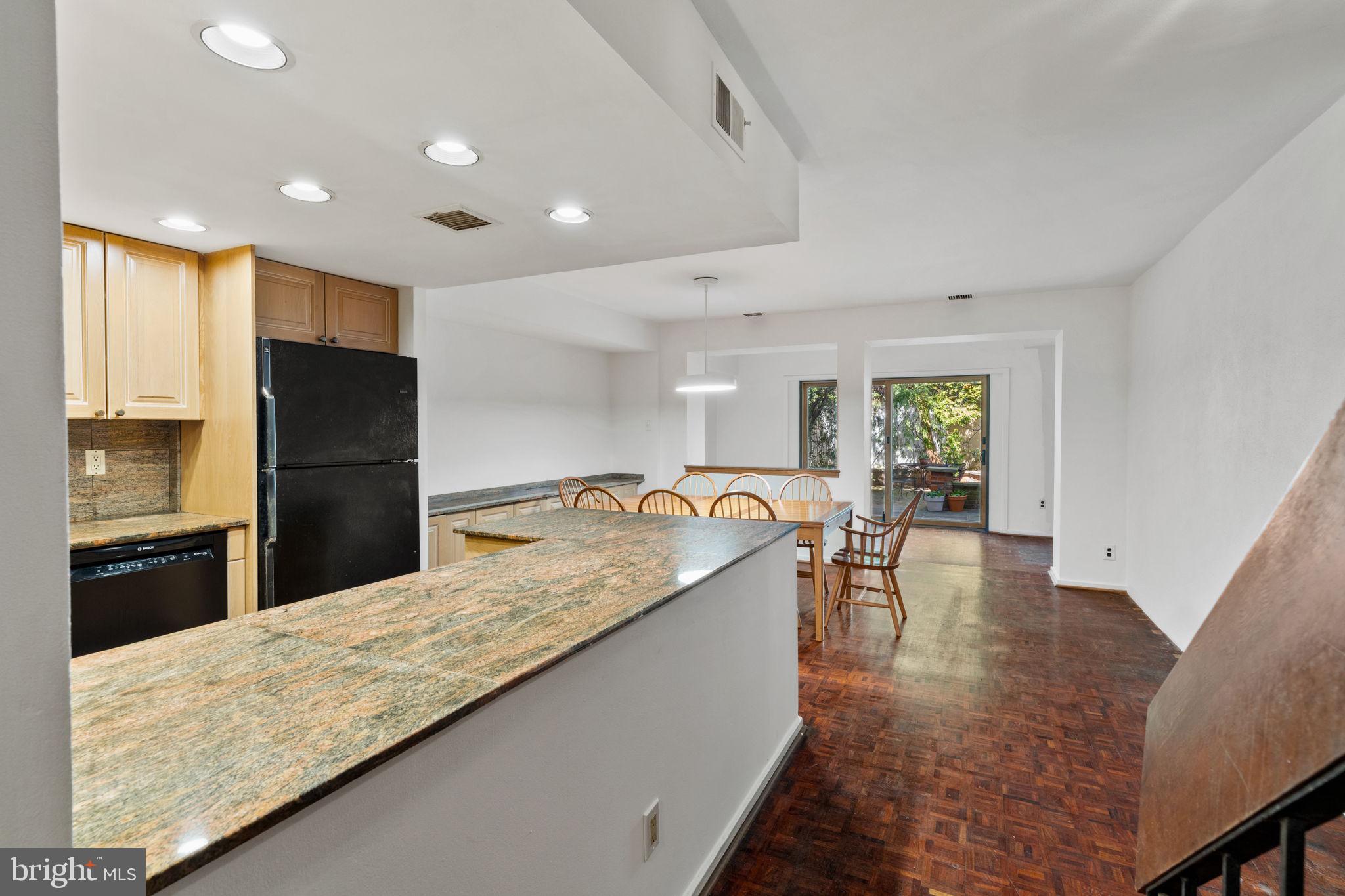 QUEEN VILLAGE - Residential