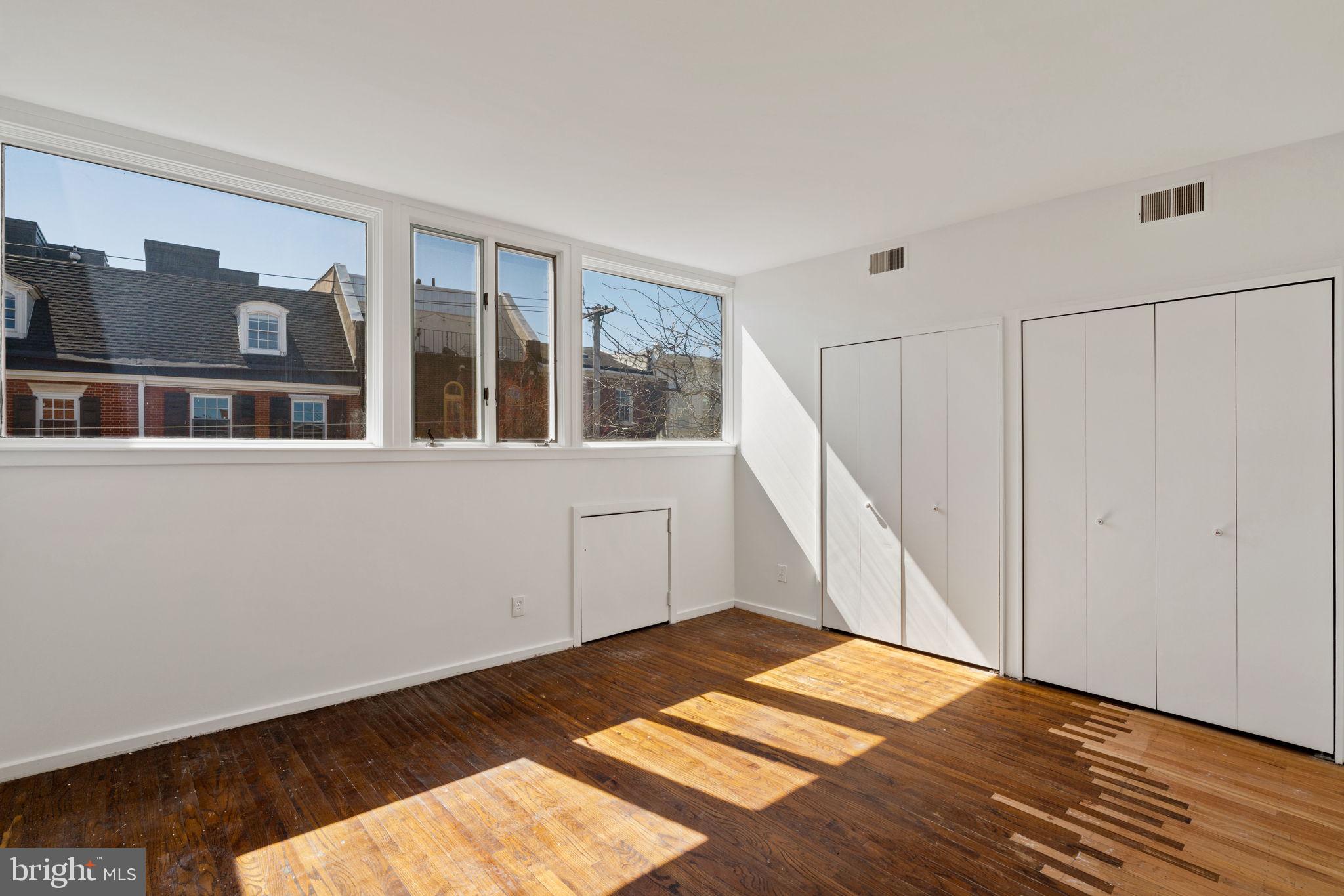 QUEEN VILLAGE - Residential