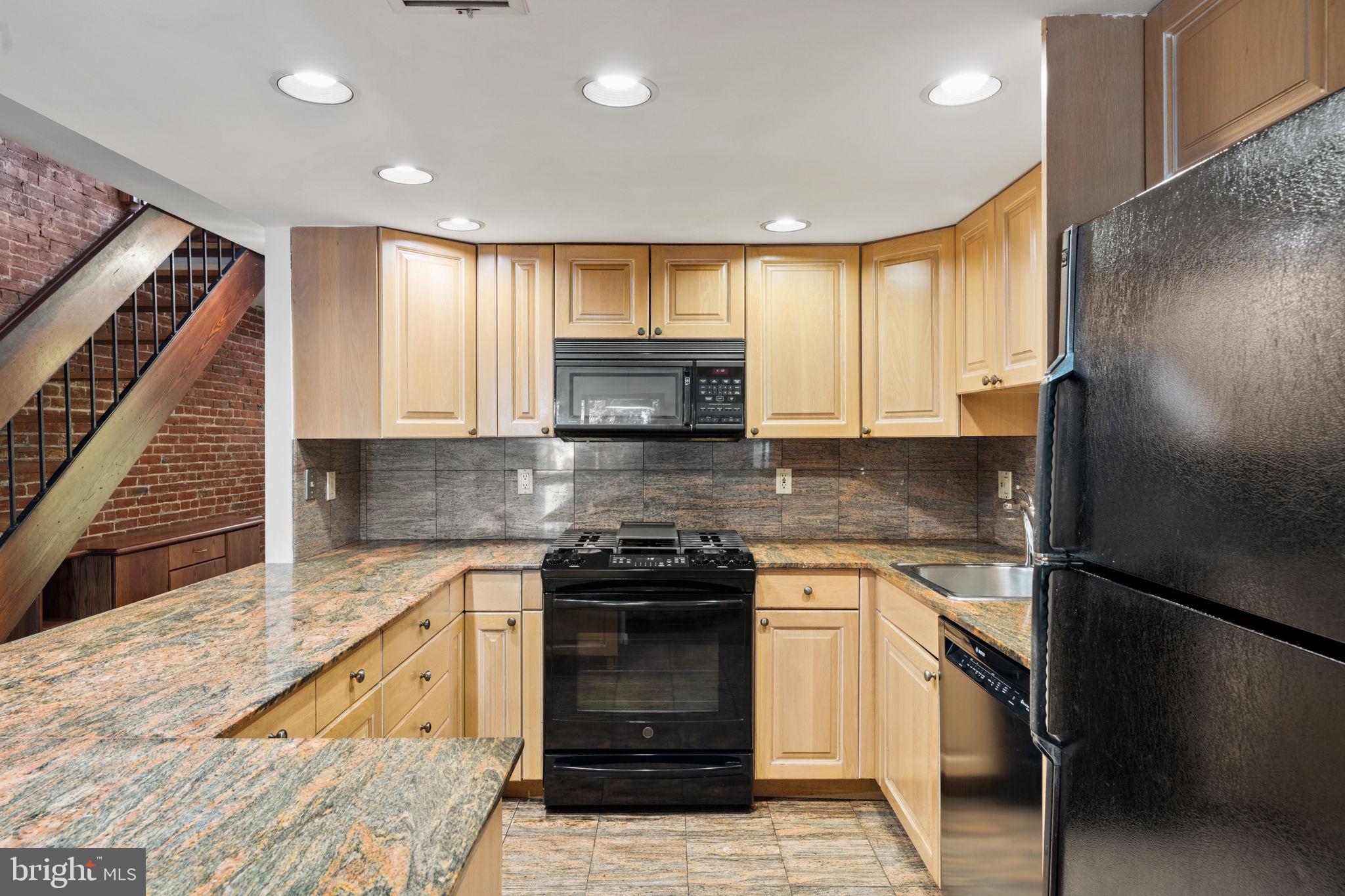 QUEEN VILLAGE - Residential