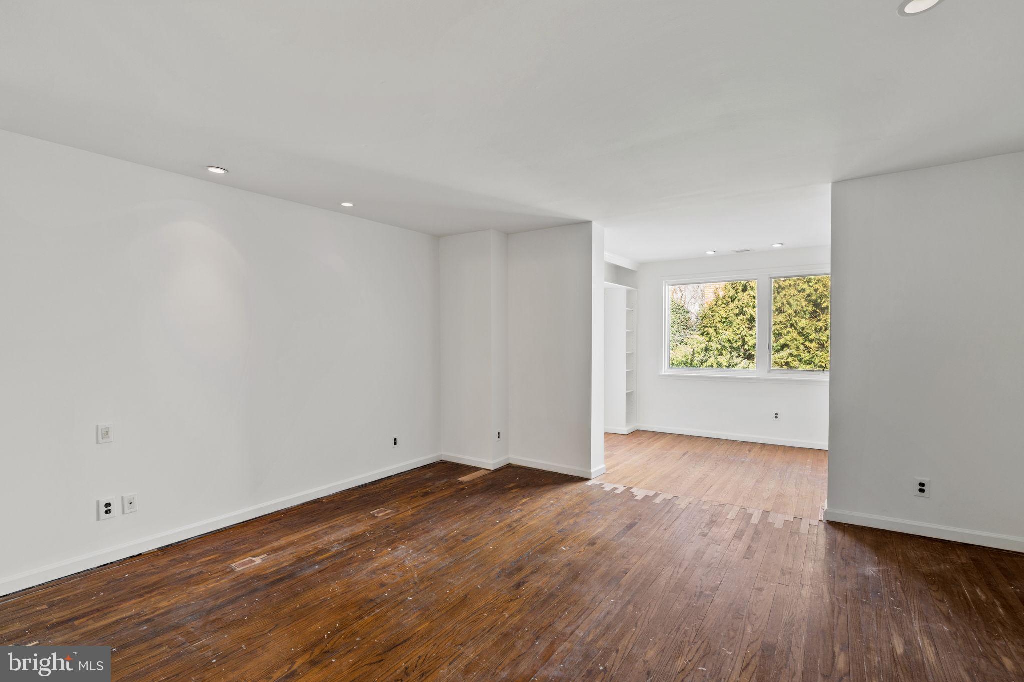 QUEEN VILLAGE - Residential