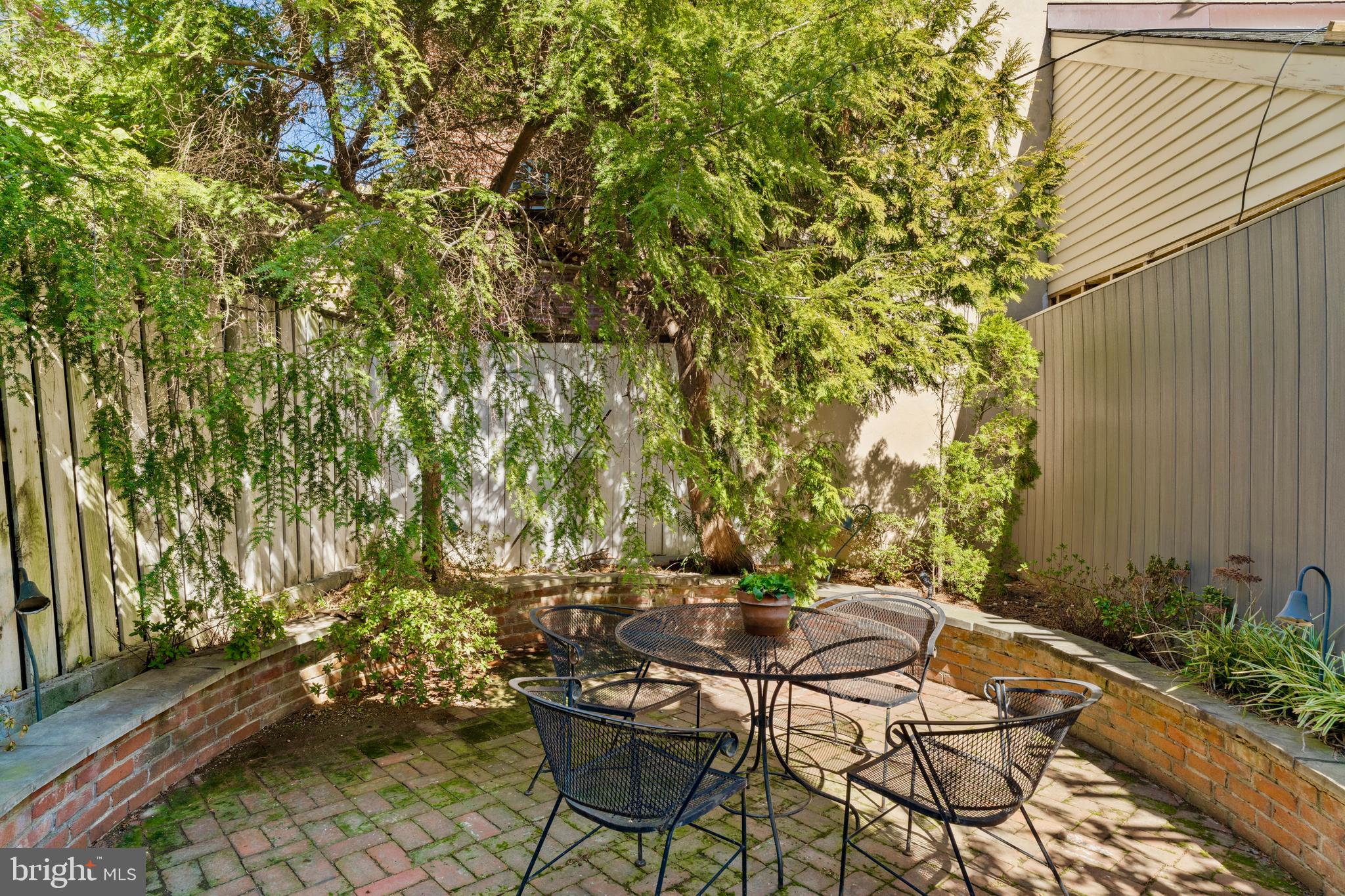 QUEEN VILLAGE - Residential