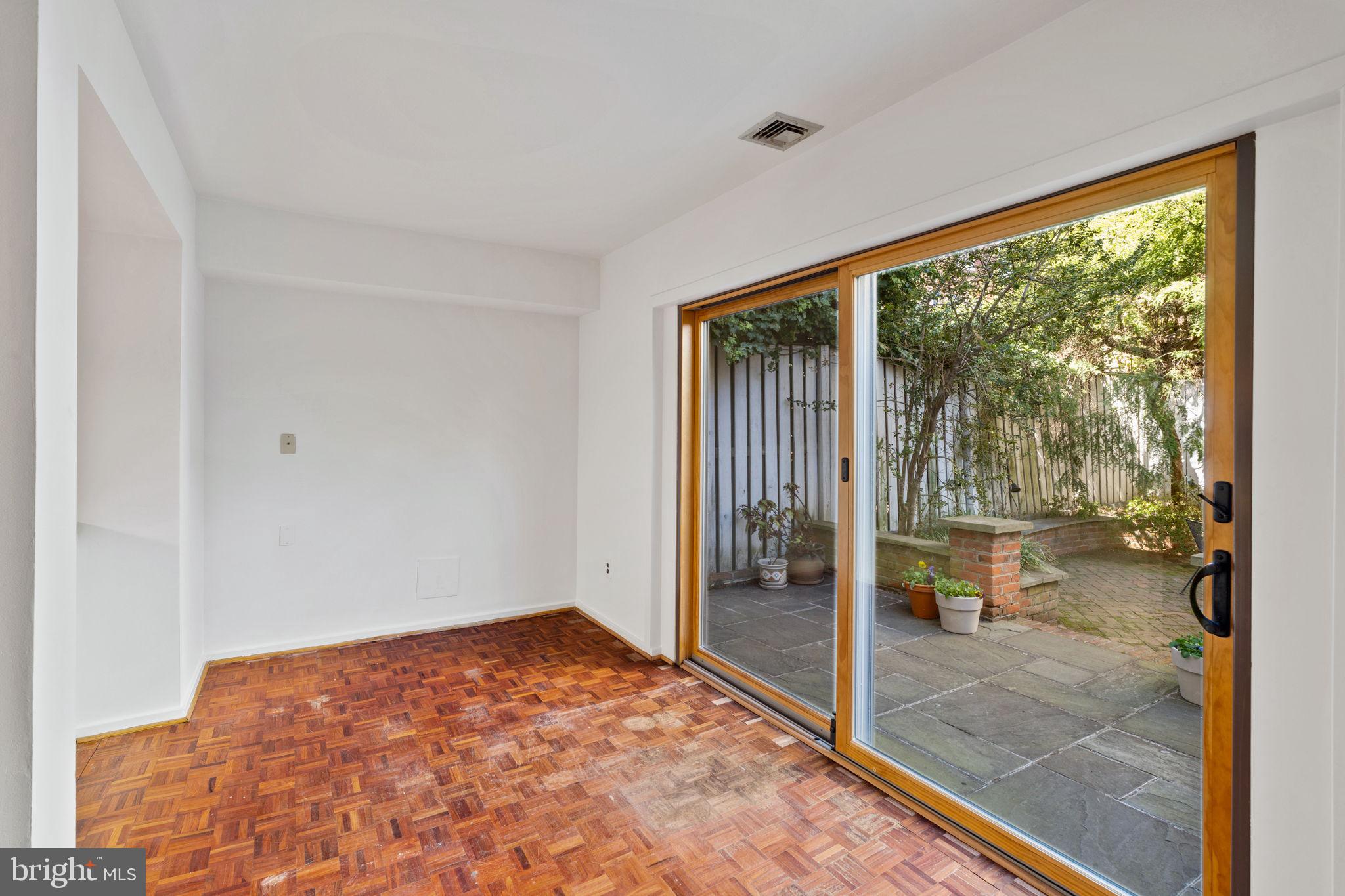 QUEEN VILLAGE - Residential