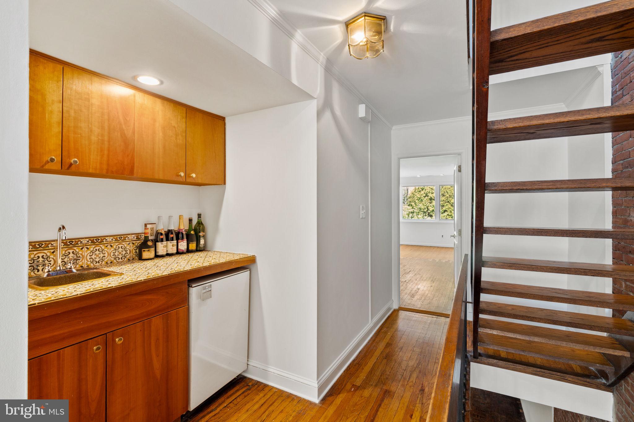 QUEEN VILLAGE - Residential