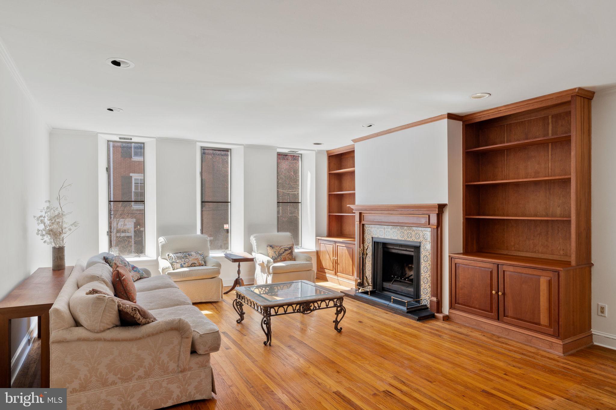 QUEEN VILLAGE - Residential