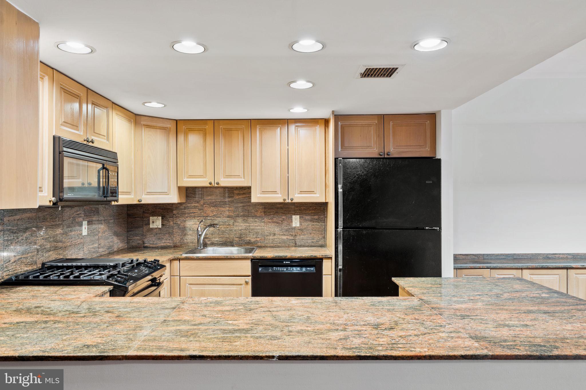 QUEEN VILLAGE - Residential