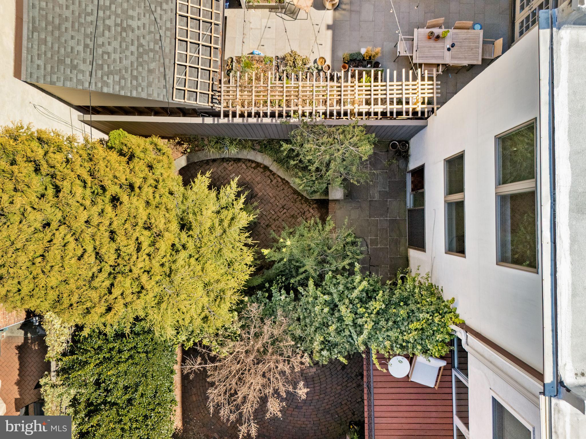 QUEEN VILLAGE - Residential