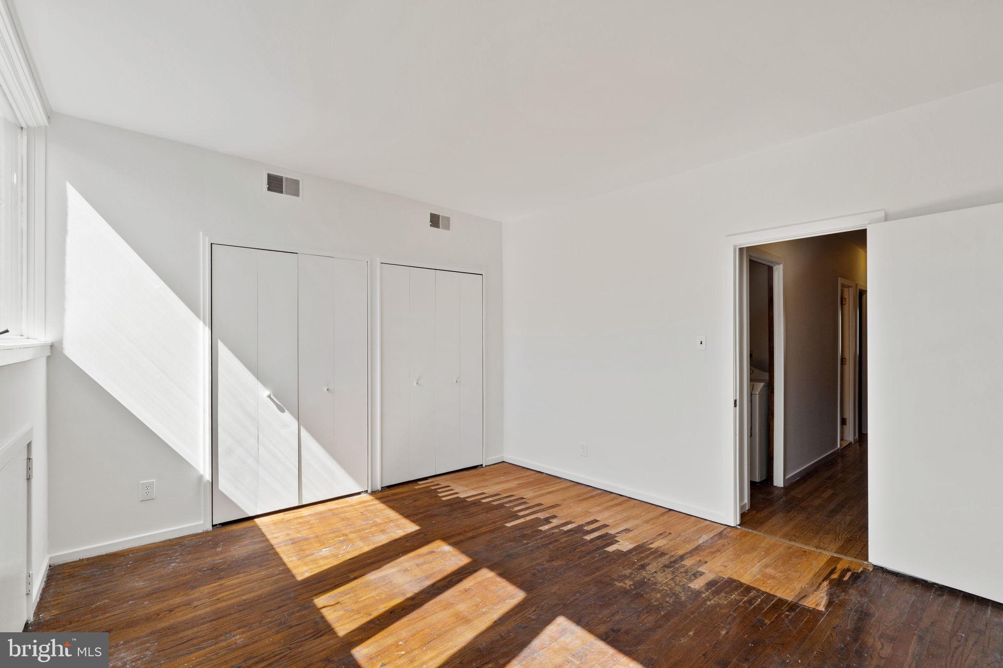 QUEEN VILLAGE - Residential