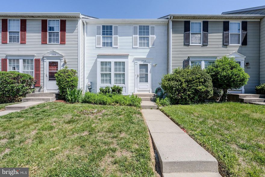 Great Townhouse in Gaithersburg! Open Floorplan! New Carpet and Paint Throughout! Newer
Roof – less than 7 YO, Newer Mechanicals. Privately Fenced Rear Yard. Close to Commuter
Routes, Shopping, Restaurants and Much More! Hurry This Will Not Last!