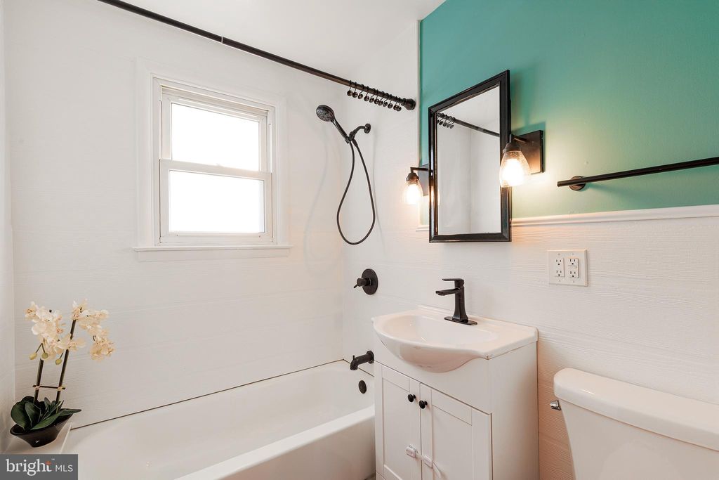 Photo of 1 Glenwood Avenue, LANCASTER, PA 17602 (MLS # PALA2061132)