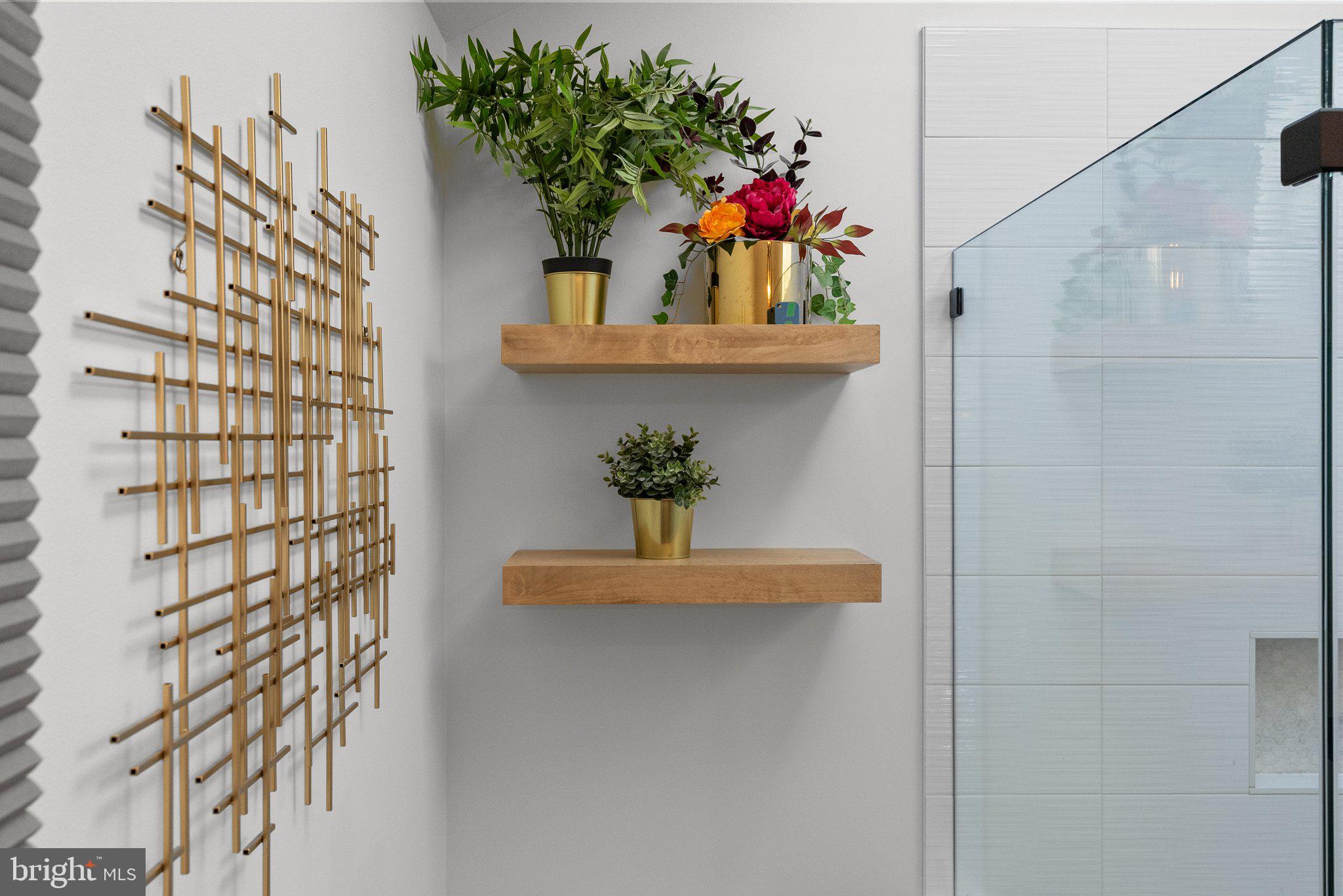 GWYN LYN - Residential