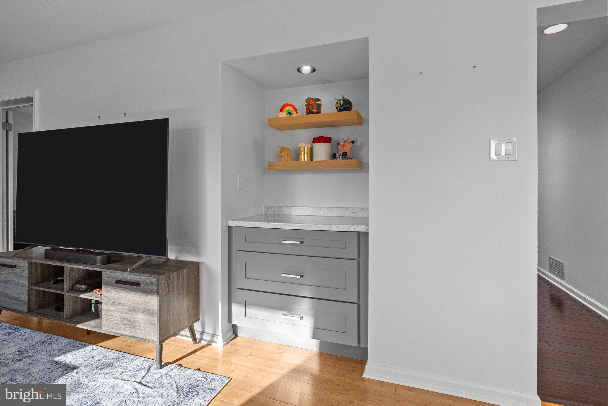 GWYN LYN - Residential