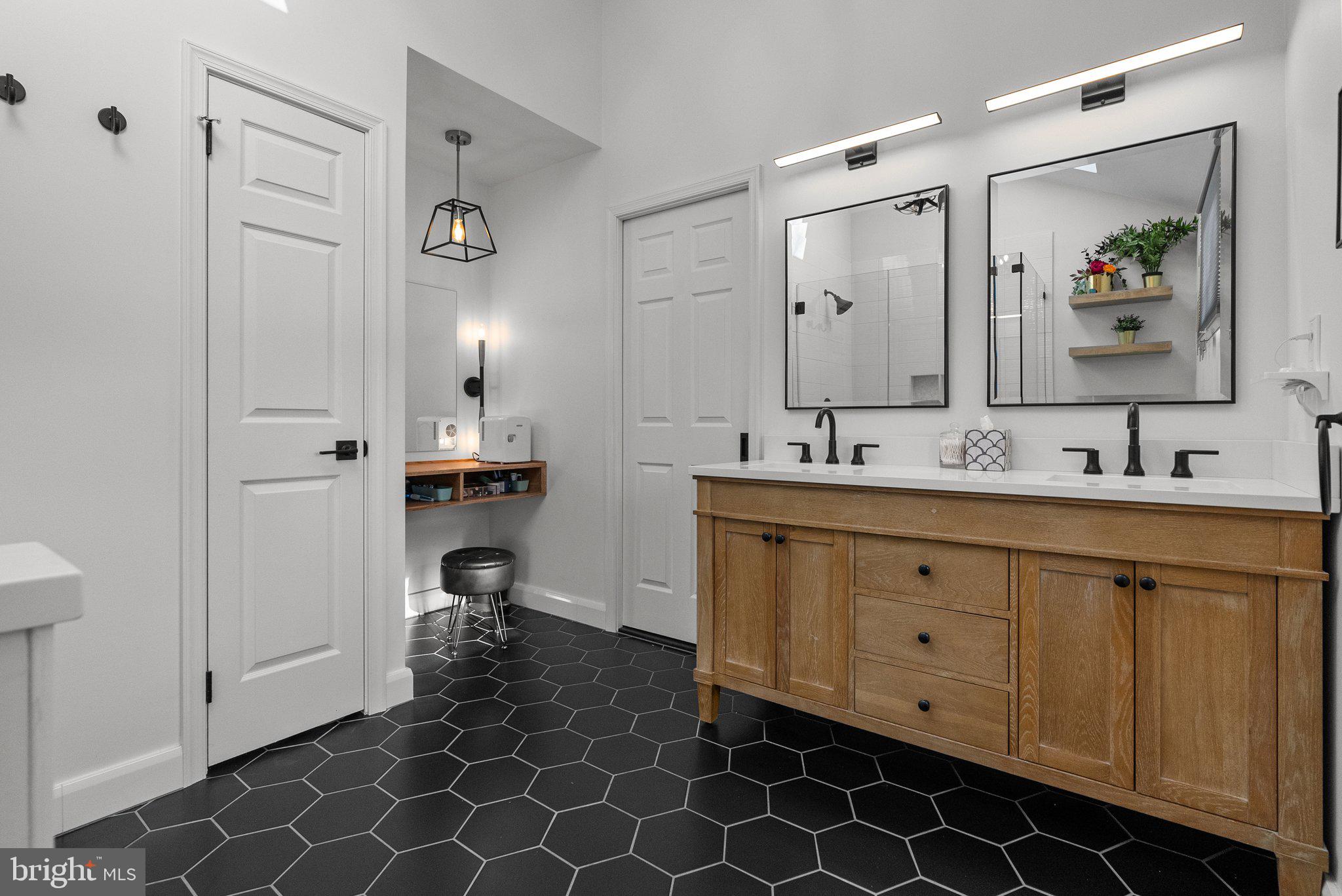 GWYN LYN - Residential