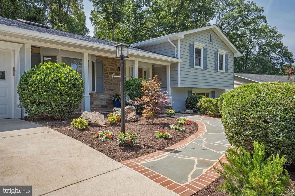 Photo of 2615 E Meredith Drive, VIENNA, VA 22181 (MLS # VAFX2269852)