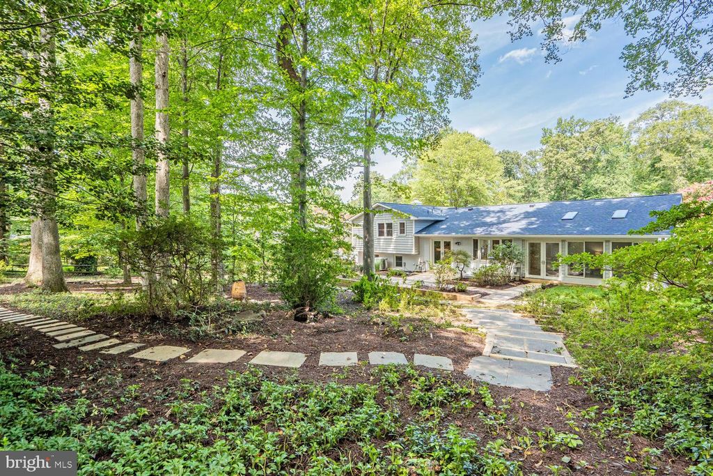 Photo of 2615 E Meredith Drive, VIENNA, VA 22181 (MLS # VAFX2269852)