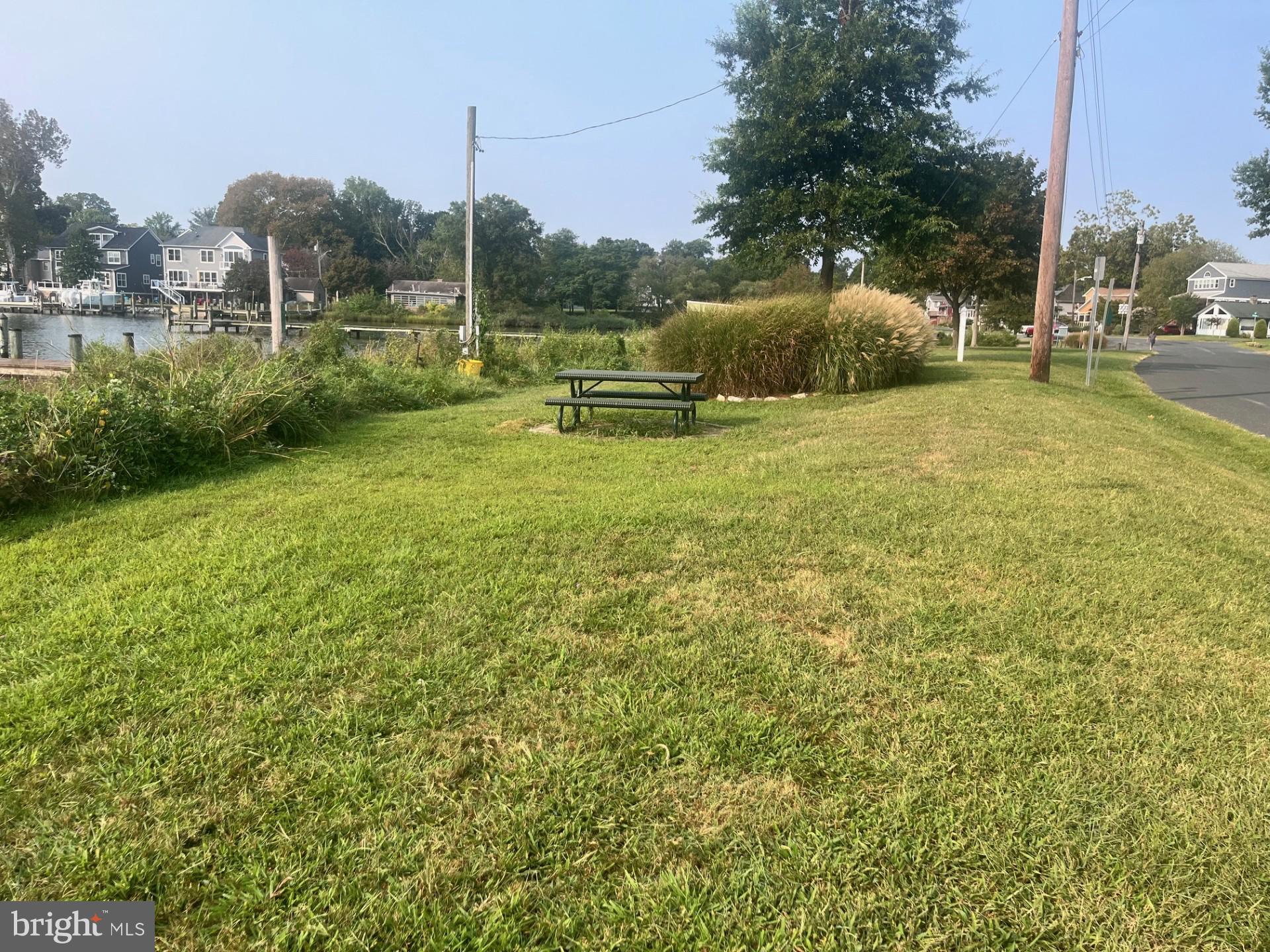 WOODLAND BEACH - Residential