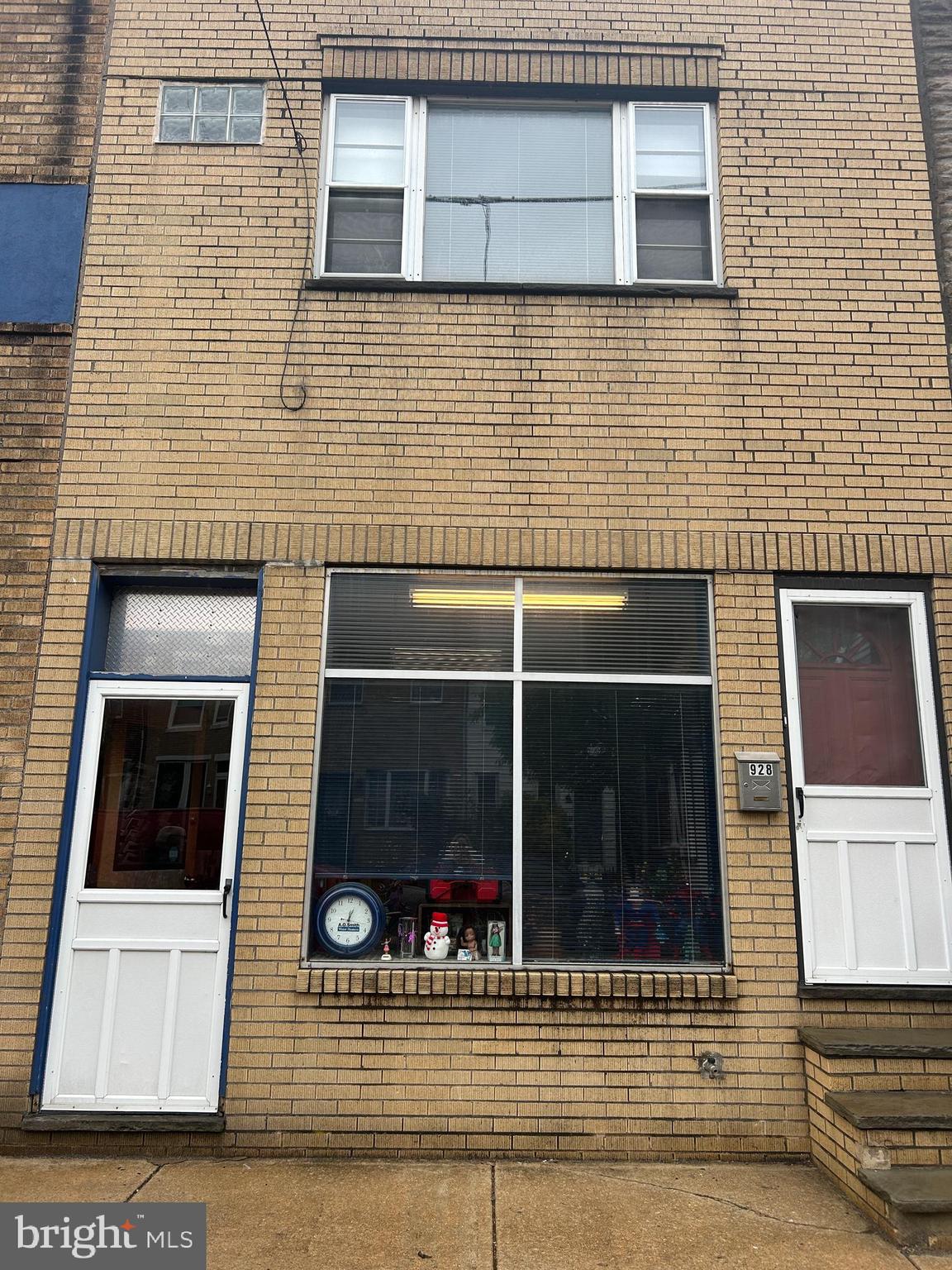 Prime East Passyunk Square Walk-Up Storefront – Approx. 850 Sq Ft available. Fantastic opportunity to lease a versatile 800 sq ft walk-up retail or office space in the heart of East Passyunk Square. Located next to a well-established generational plumbing supply company, this space offers excellent street visibility and foot traffic in one of South Philadelphia’s most dynamic neighborhoods.
Perfect for retail, contracting businesses, professional offices, or creative studios, this space provides flexible layout options to suit your needs. Whether you're looking to expand your existing operations or launch a new venture, the location and exposure here are unbeatable. All utilities included – offering convenience and predictable monthly expenses. Ideal for retail, office, or service-based businesses
Don’t miss this rare opportunity to establish your business in one of Philly’s most vibrant commercial corridors.