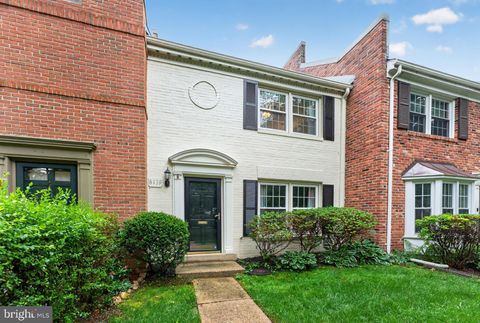 Townhouse For Sale - 8139 Carrleigh Parkway<br/> SPRINGFIELD, VA 22152