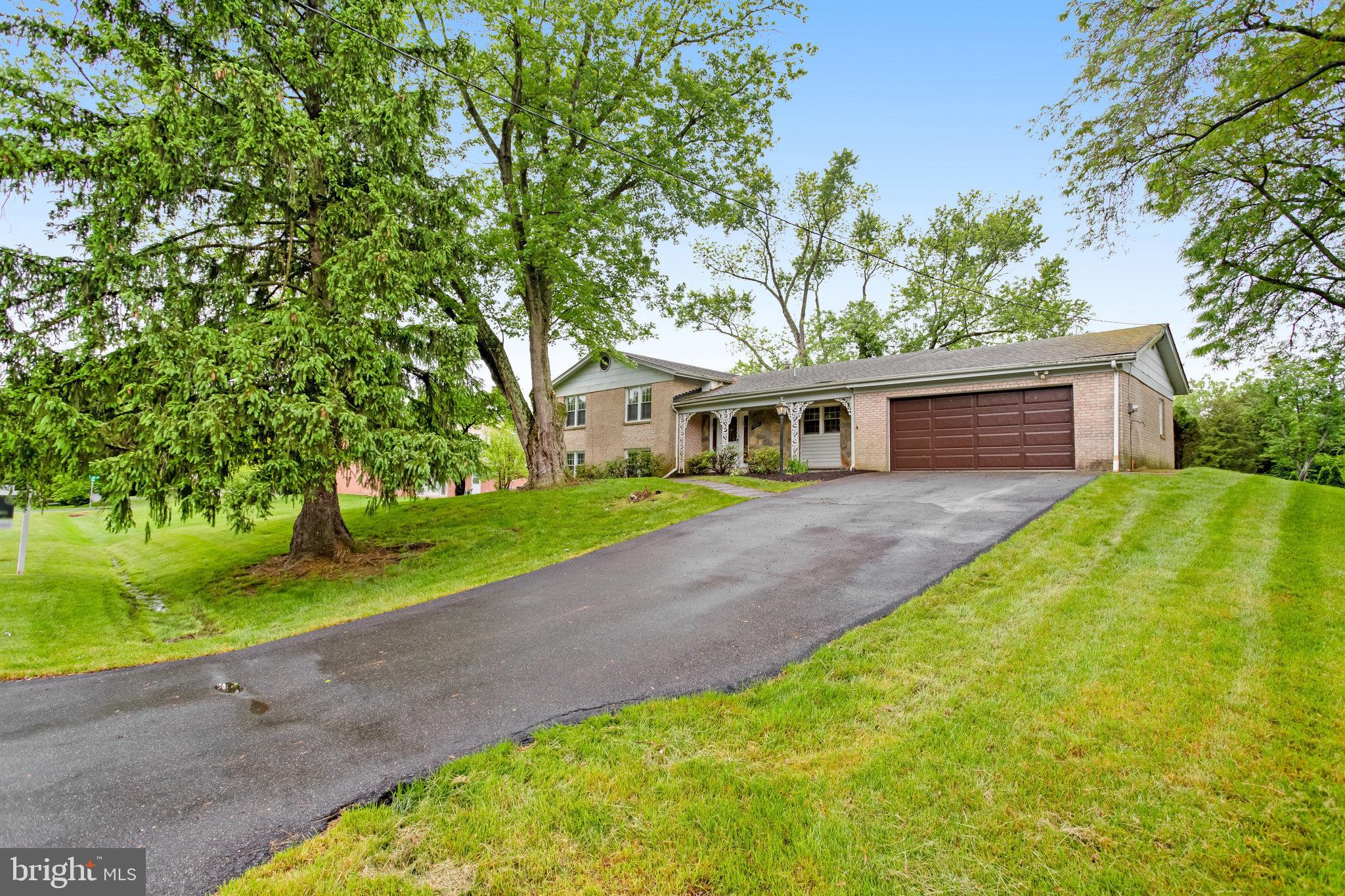 MANOR LAKE - Residential