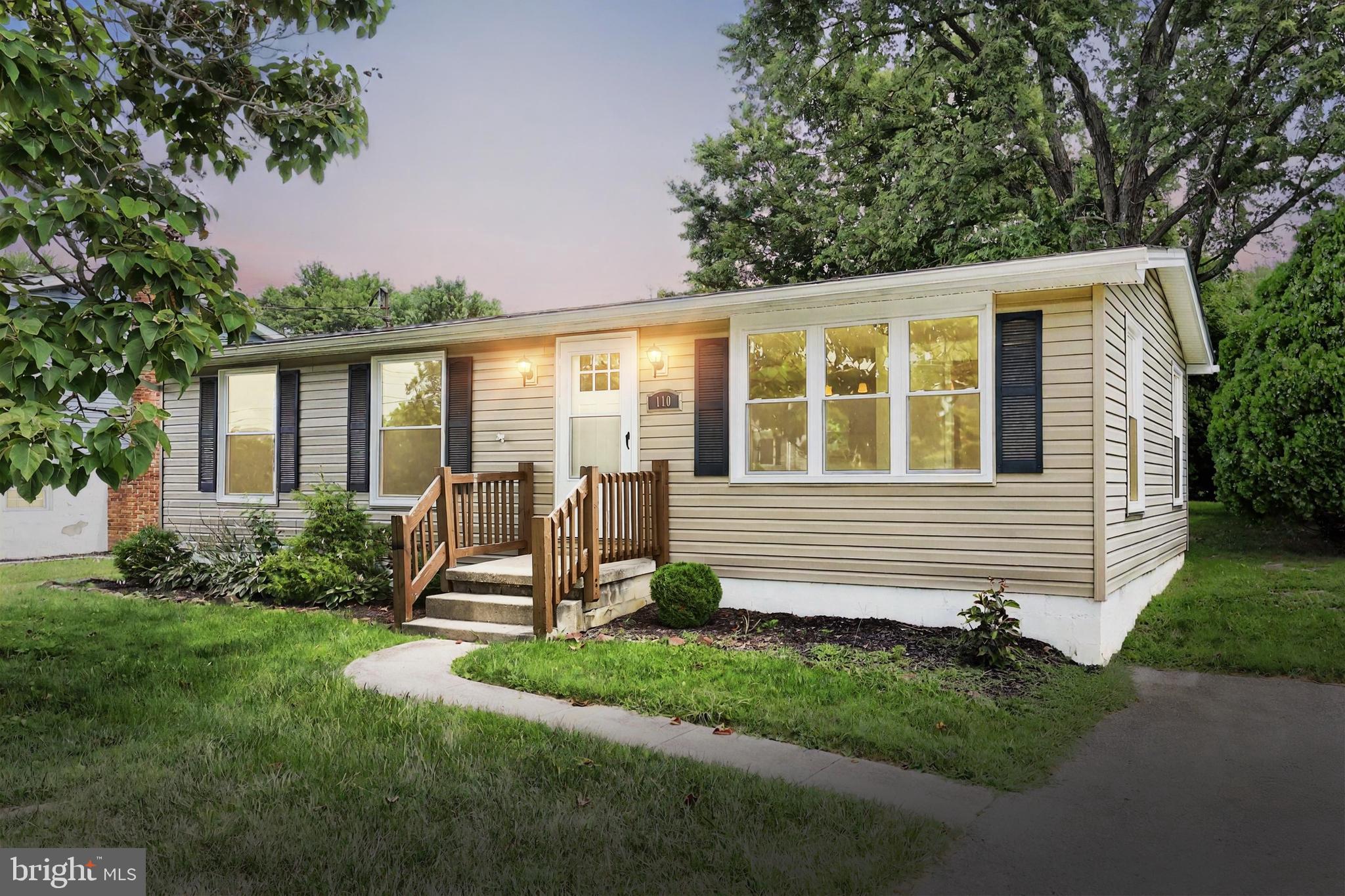A charming rancher in the South Western School District. Easy one floor living with a large backyard. This well cared for home has 3 bedrooms and 1 full bath as well as laundry on the first floor. You will also enjoy a quiet neighborhood and off-street parking. Set up your showing today!