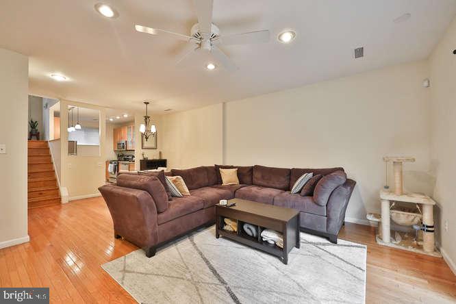 QUEEN VILLAGE - Residential