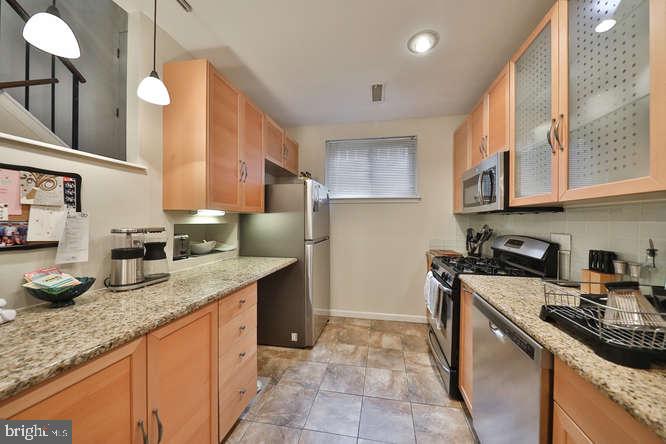 QUEEN VILLAGE - Residential
