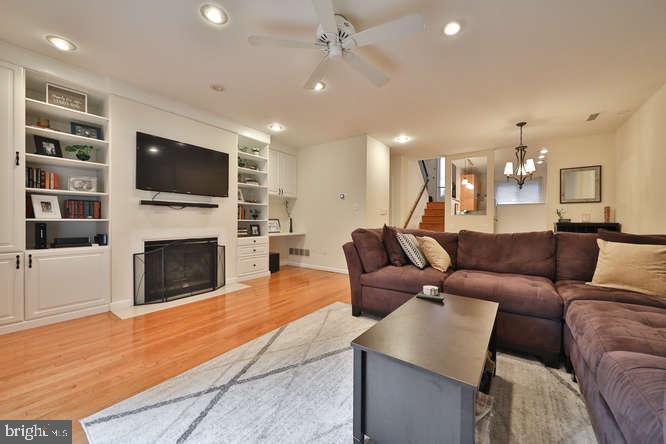 QUEEN VILLAGE - Residential