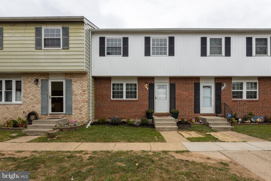 Well kept, town house style condo, in the community of Elvaton. This home has been freshly painted and carpeted. The kitchen was updated. This affordable property is move in ready.