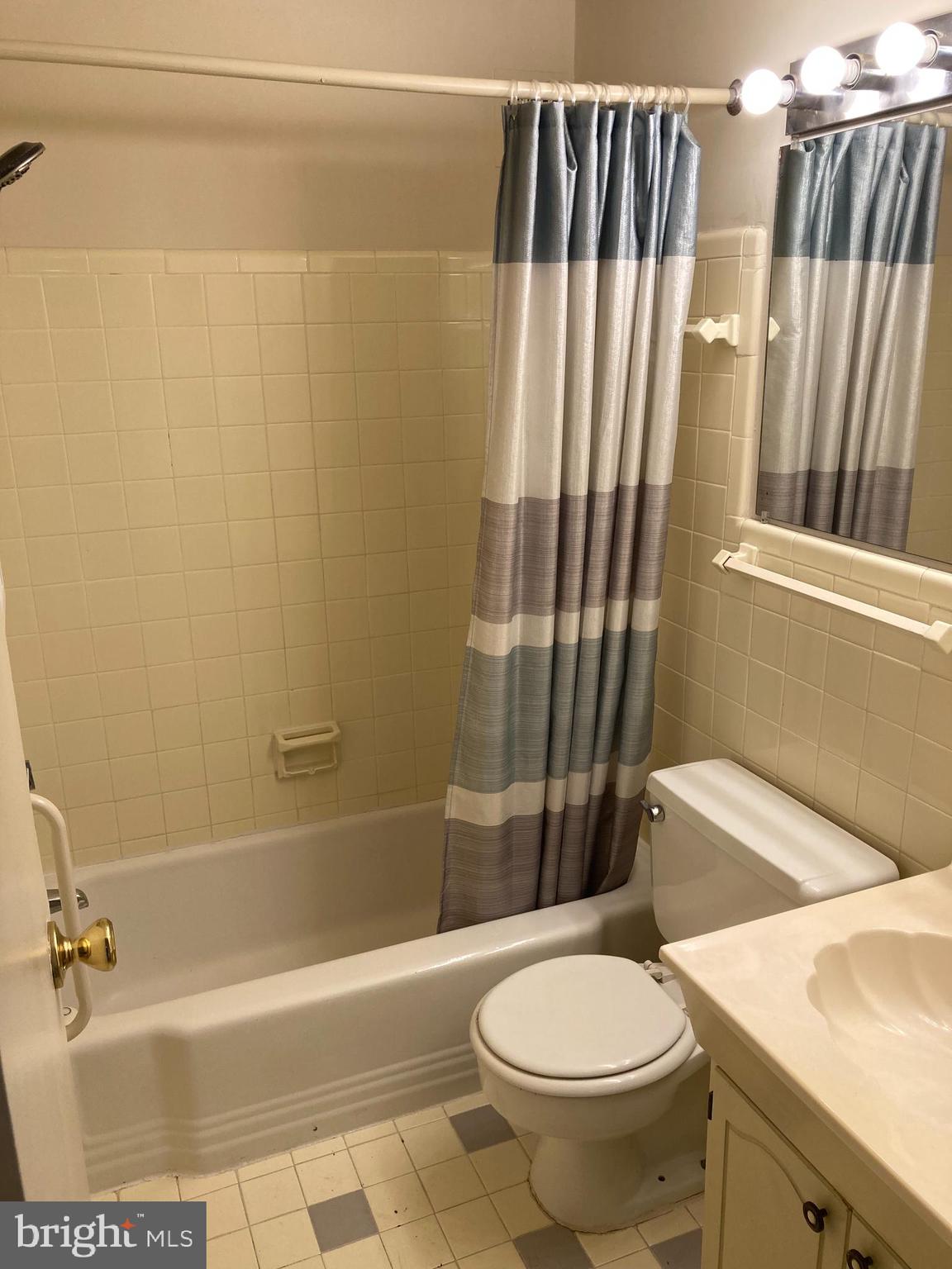 RIVER TOWERS - Residential Lease