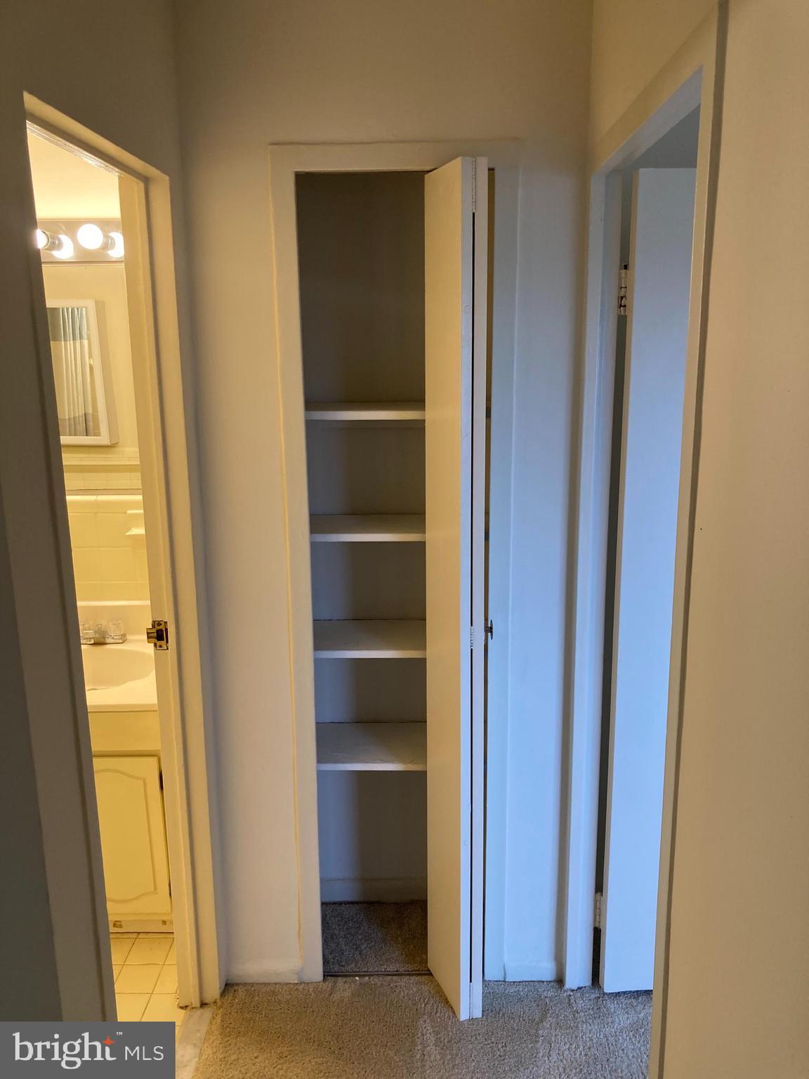 RIVER TOWERS - Residential Lease