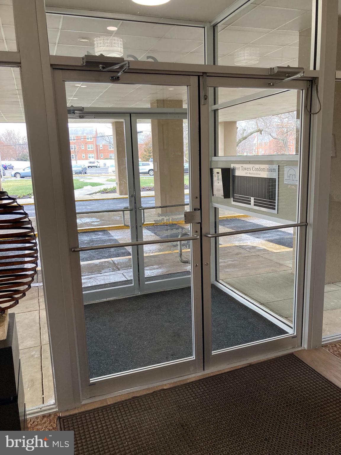 RIVER TOWERS - Residential Lease