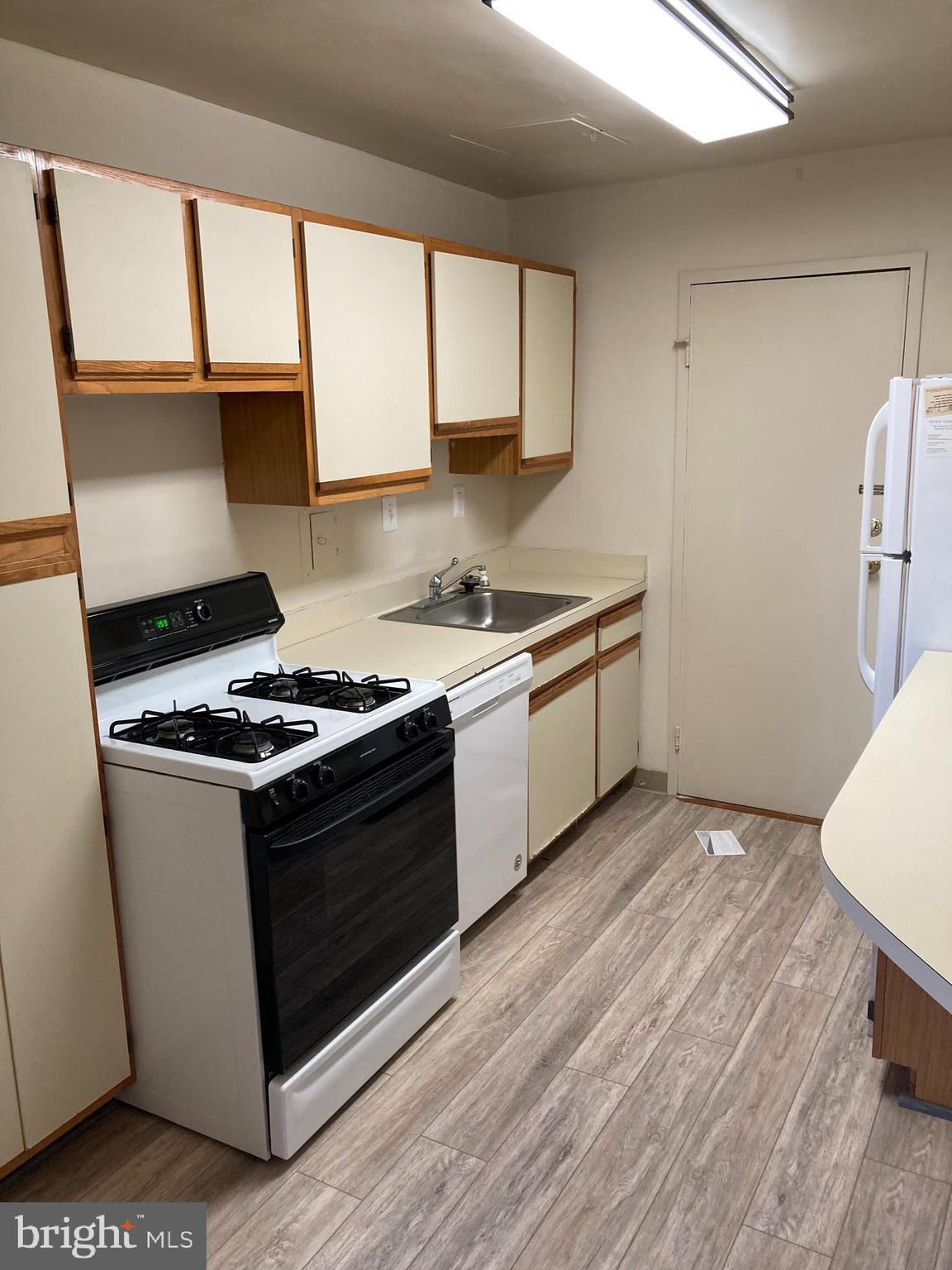 RIVER TOWERS - Residential Lease