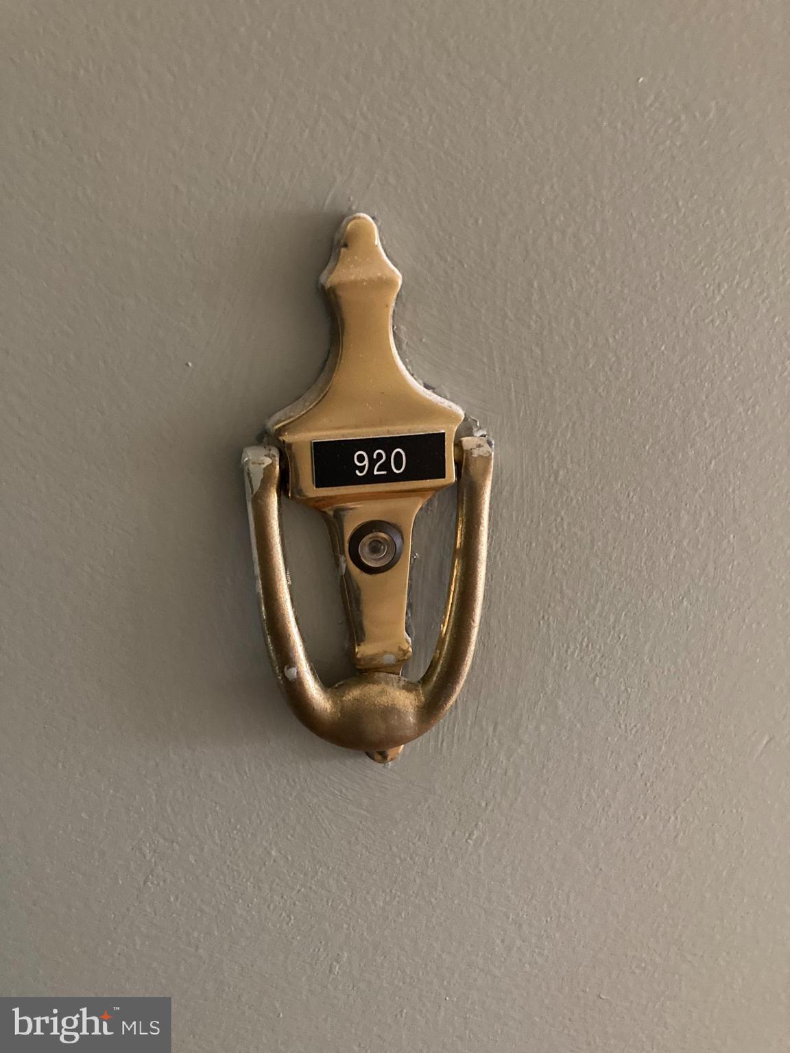 RIVER TOWERS - Residential Lease