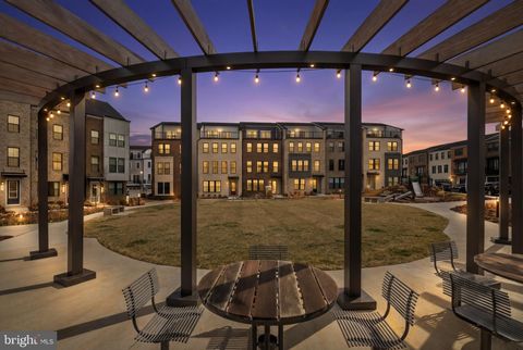 Photo of 13725 Aviation Place, HERNDON, VA 20171 (MLS # VAFX2287924)