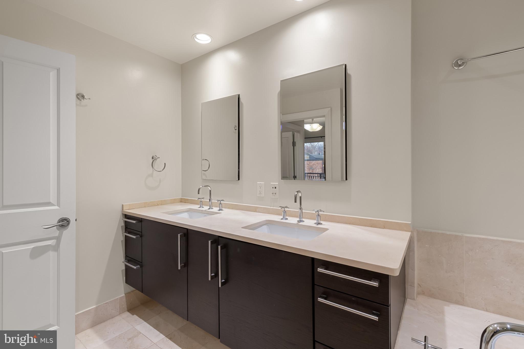 THE RITZ-CARLTON RESIDENCES - Residential Lease