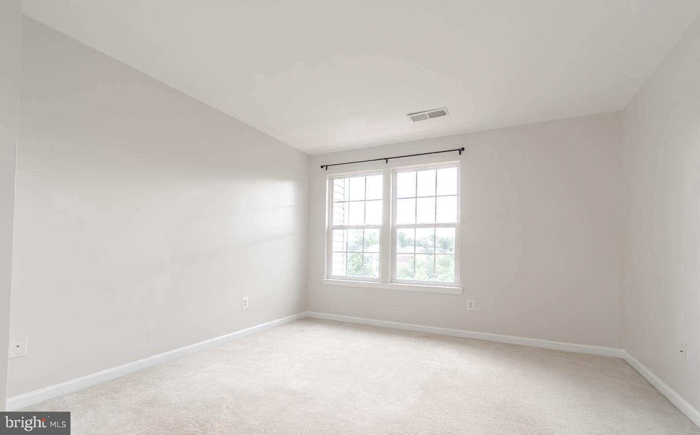 ESTATES AT ELK RUN - Residential Lease