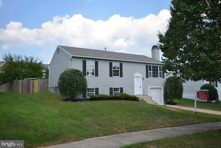 Beautiful just-completed remodel in Skyline Hills. Open floor plan highlights kitchen, dining and living with  stylish gray grain laminate floors, matching the staineless steel appliances, the granite countertops and island and the white cabinets.  New carpet in the 3 BR on top and the family room and 4th BR downstairs. Fine custom tile work in all three bathrooms. New HVAC and HWH. Will go fast!
