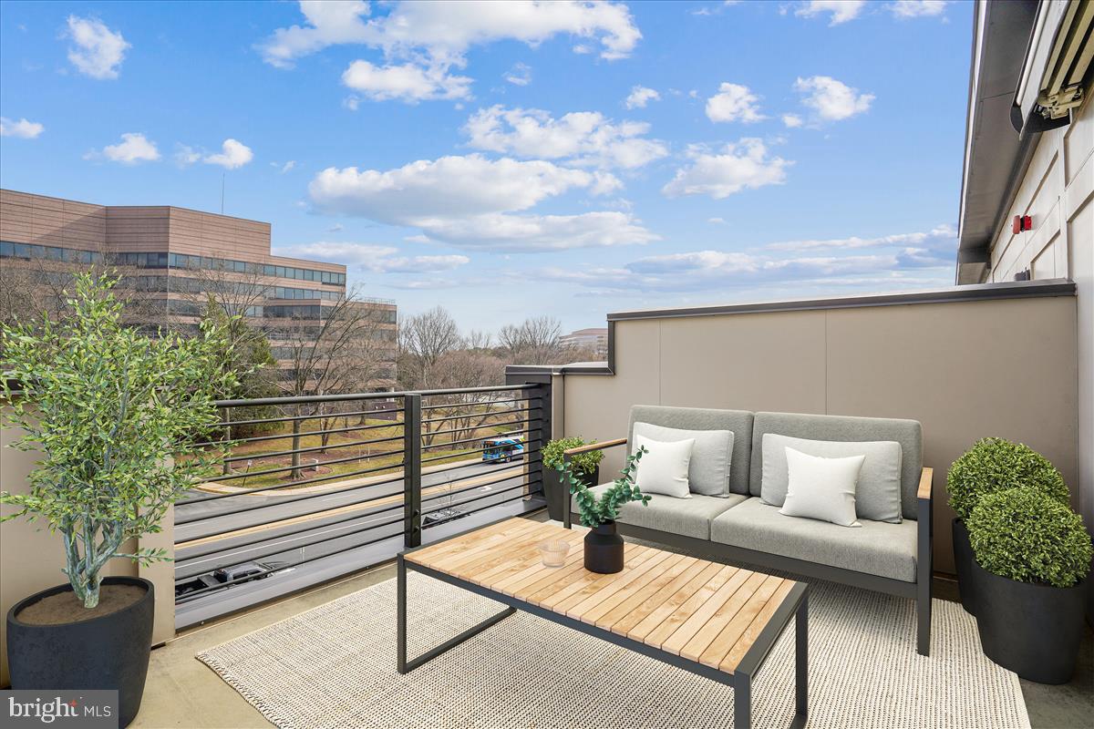 MONTGOMERY ROW - Residential