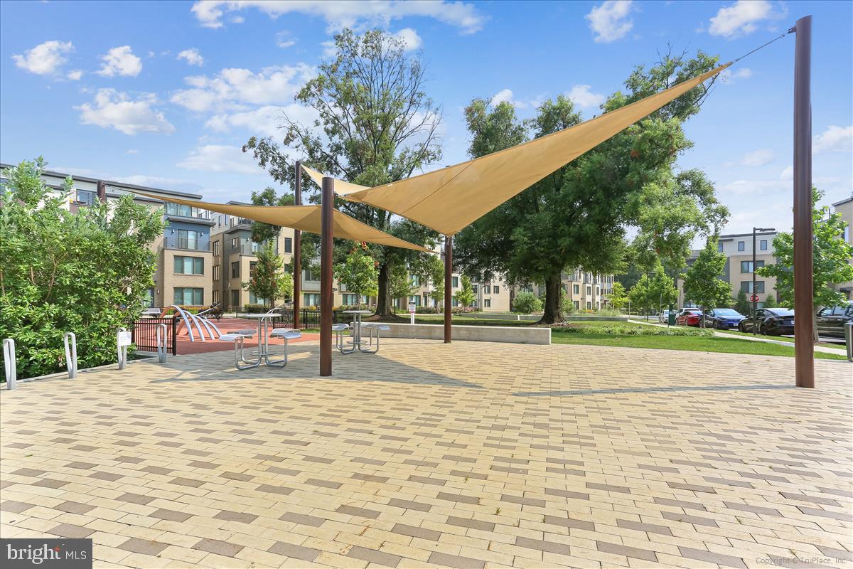 MONTGOMERY ROW - Residential